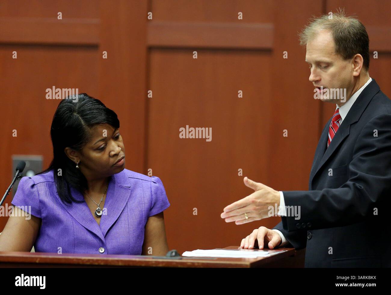3. Juli 2013 - Sanford, FL, USA - Sonja Boles-Melvin, Registrar für Seminole State College, links, beantwortet Fragen von Assistant State Attorney Richard Mantei während des George Zimmerman Prozesses vor dem Seminole Circuit Court in Sanford, Florida, Mittwoch, 3. Juli. 2013. Zimmerman wird wegen Mordes zweiten Grades bei der tödlichen Erschießung von Trayvon Martin, einem unbewaffneten Teenager, 2012 angeklagt. (Kreditbild: © Joe Burbank/MCT/ZUMAPRESS.com) Stockfoto