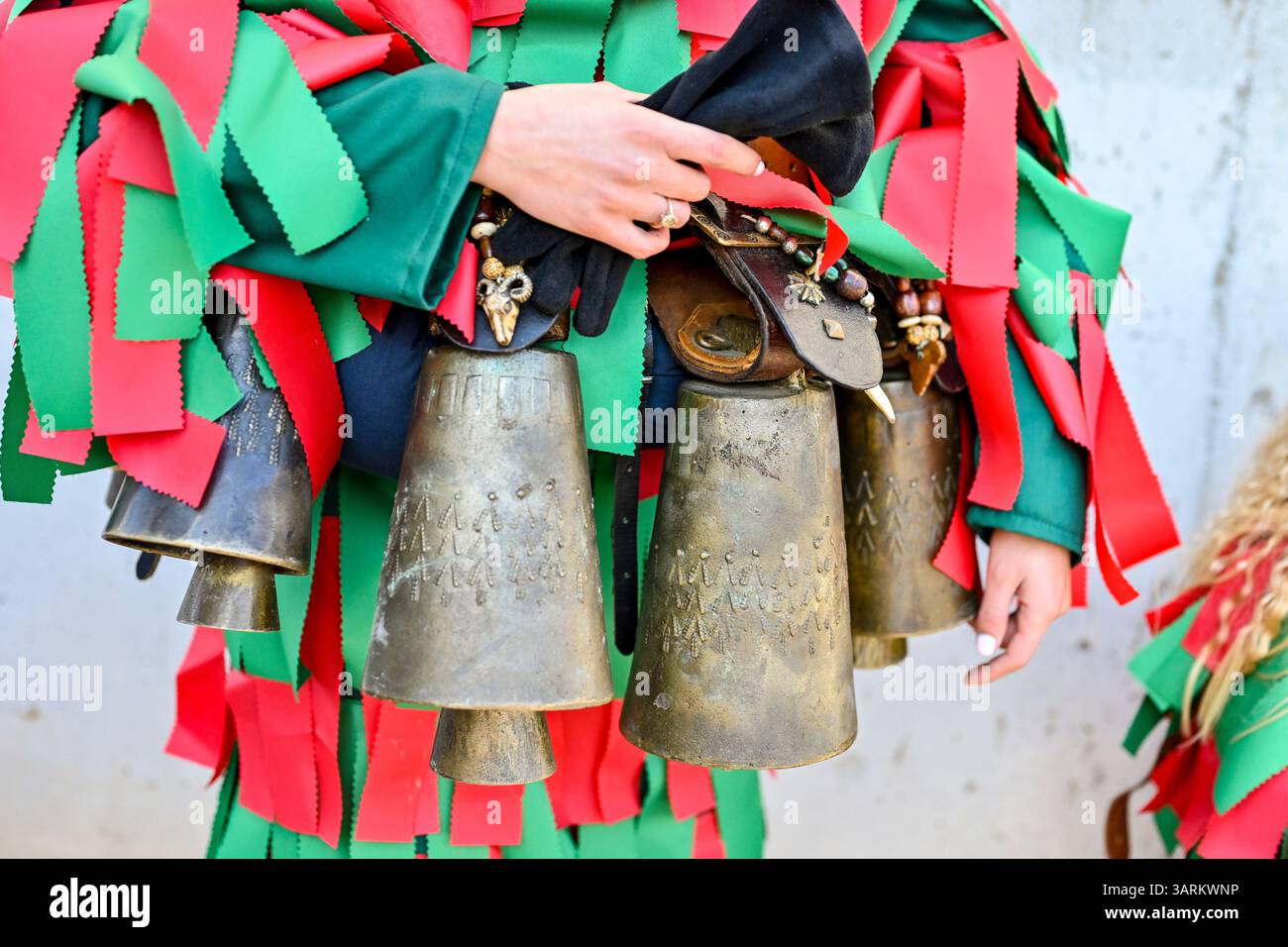 Eine Nahaufnahme der traditionellen Kukeri-Glocken – die örtlich als Chanove bekannt sind – zeigt die wesentliche Rolle, die der Klang im Kukeri-Ritual spielt. Diese schweren Messing oder bron Stockfoto