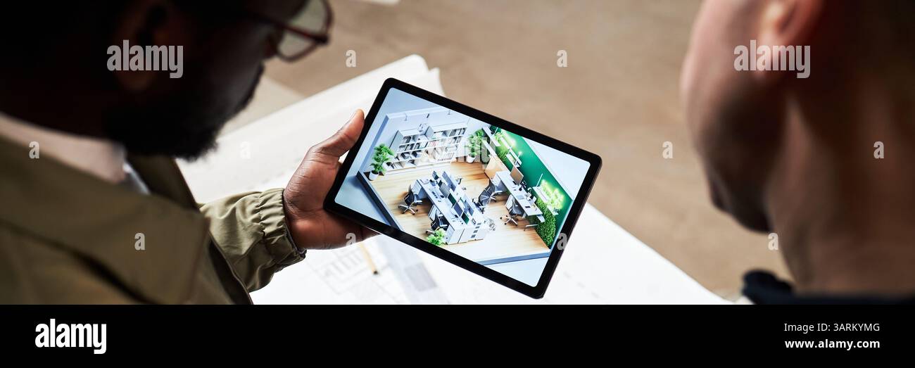 Website-Banner mit birassischen Architekten, die sich den Plan für die Demonstration von Tablet-Bildschirmen ansehen Stockfoto