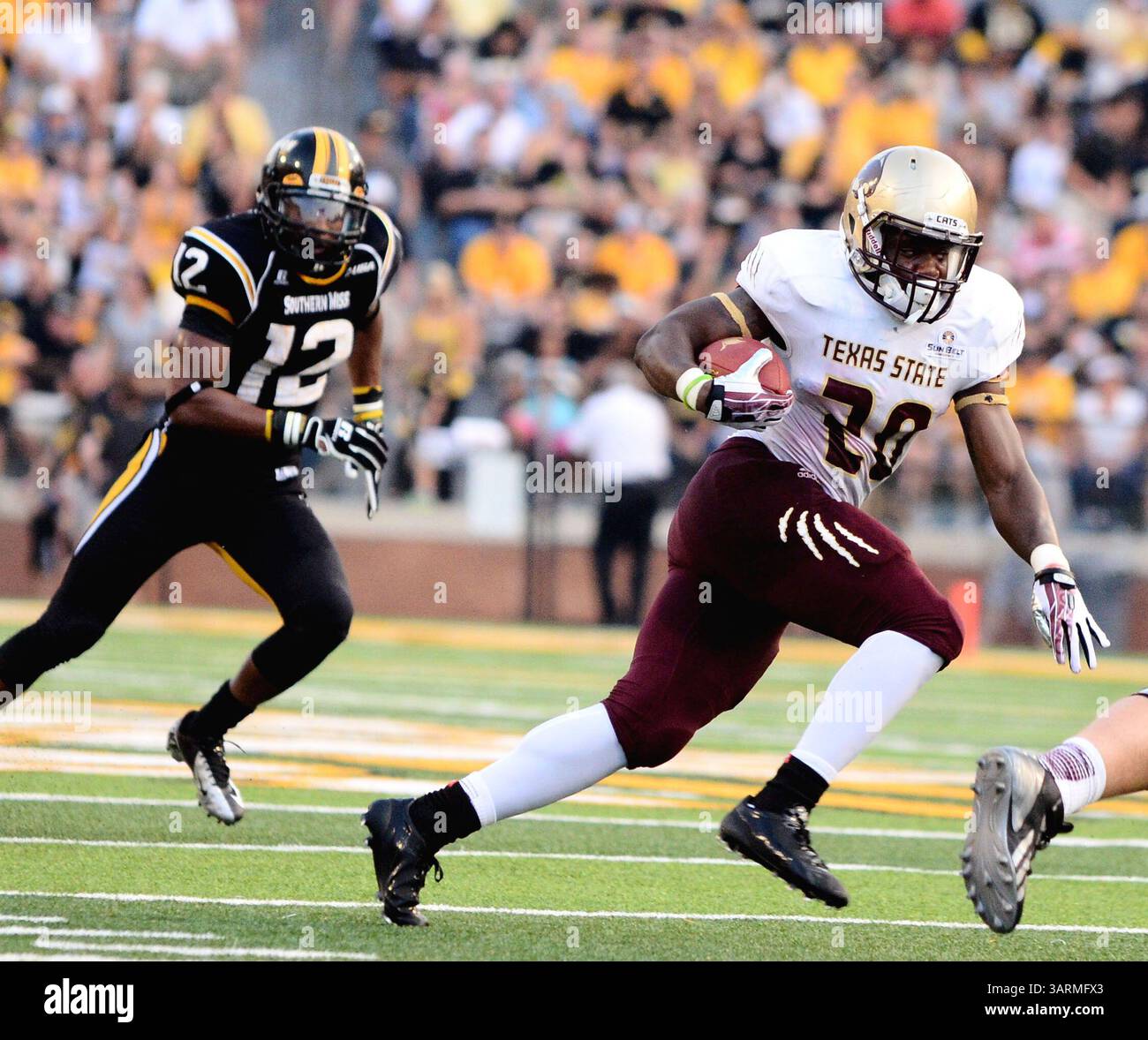 31. August 2013: Hattiesburg, Mississippi, USA – Texas State Bobcats Running Back TERRENCE FRANKS (20) zieht im MM Roberts Stadium nach oben. Texas State besiegte Southern Miss 22:14. (Bild: © Matt Bush/ZUMA Wire/ZUMAPRESS.com) Stockfoto