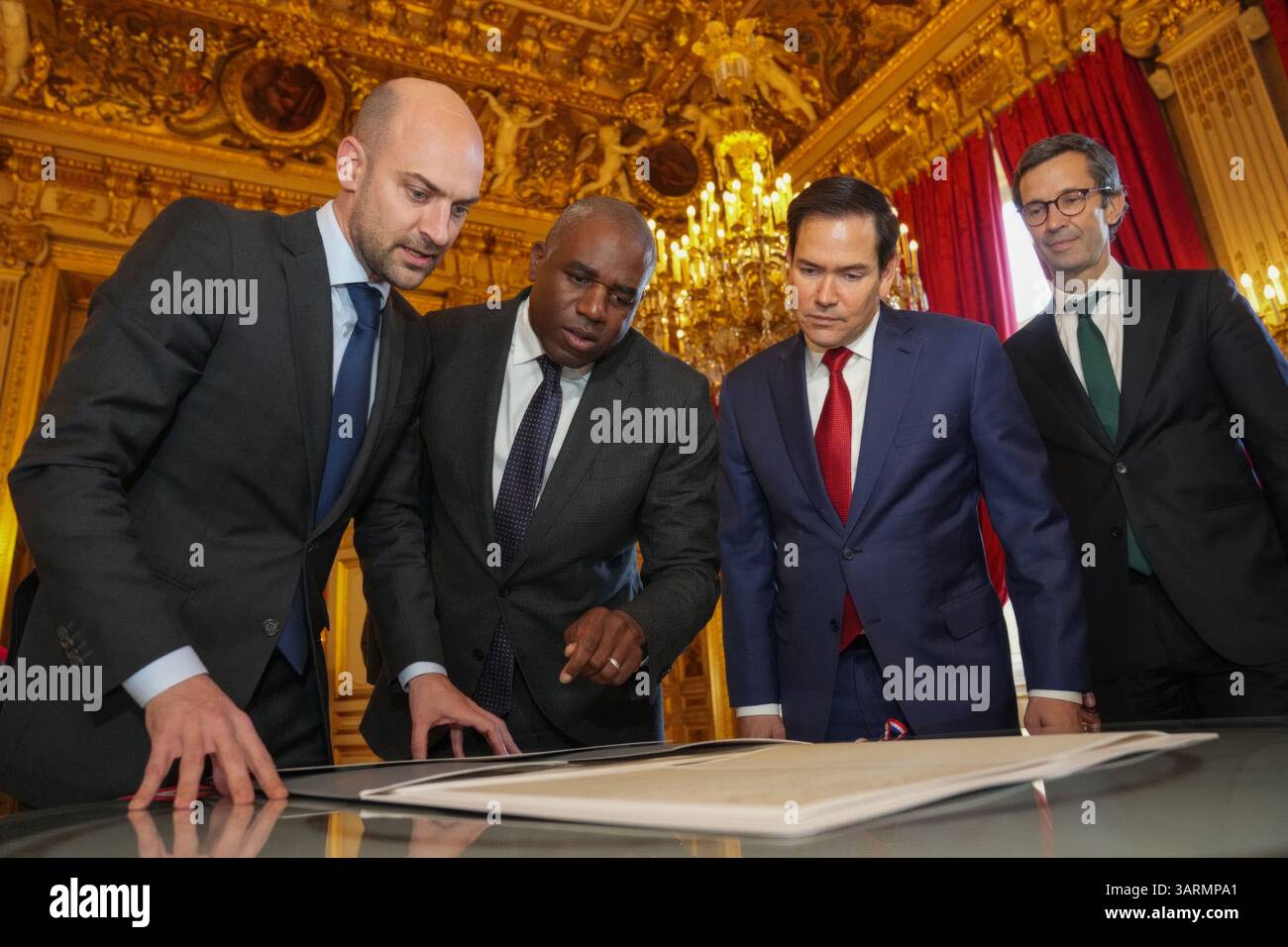 Paris, Frankreich. April 2025. U. Der Außenminister Marco Rubio, 2nd Right, und die Außenminister der E3 sehen einen Vertrag von 1783 zwischen den USA und Frankreich, der ihn von der französischen Regierung im Quai D’Orsay am 17. April 2025 in Paris, Frankreich, geschenkt hat. Von links nach rechts: Der französische Außenminister Jean-Noel Barrot, der britische Außenminister David Lammy, der US-Außenminister Marco Rubio und der politische Direktor des deutschen Außenministeriums Günter Sautter. Quelle: Freddie Everett/US State Department Photo/Alamy Live News Stockfoto
