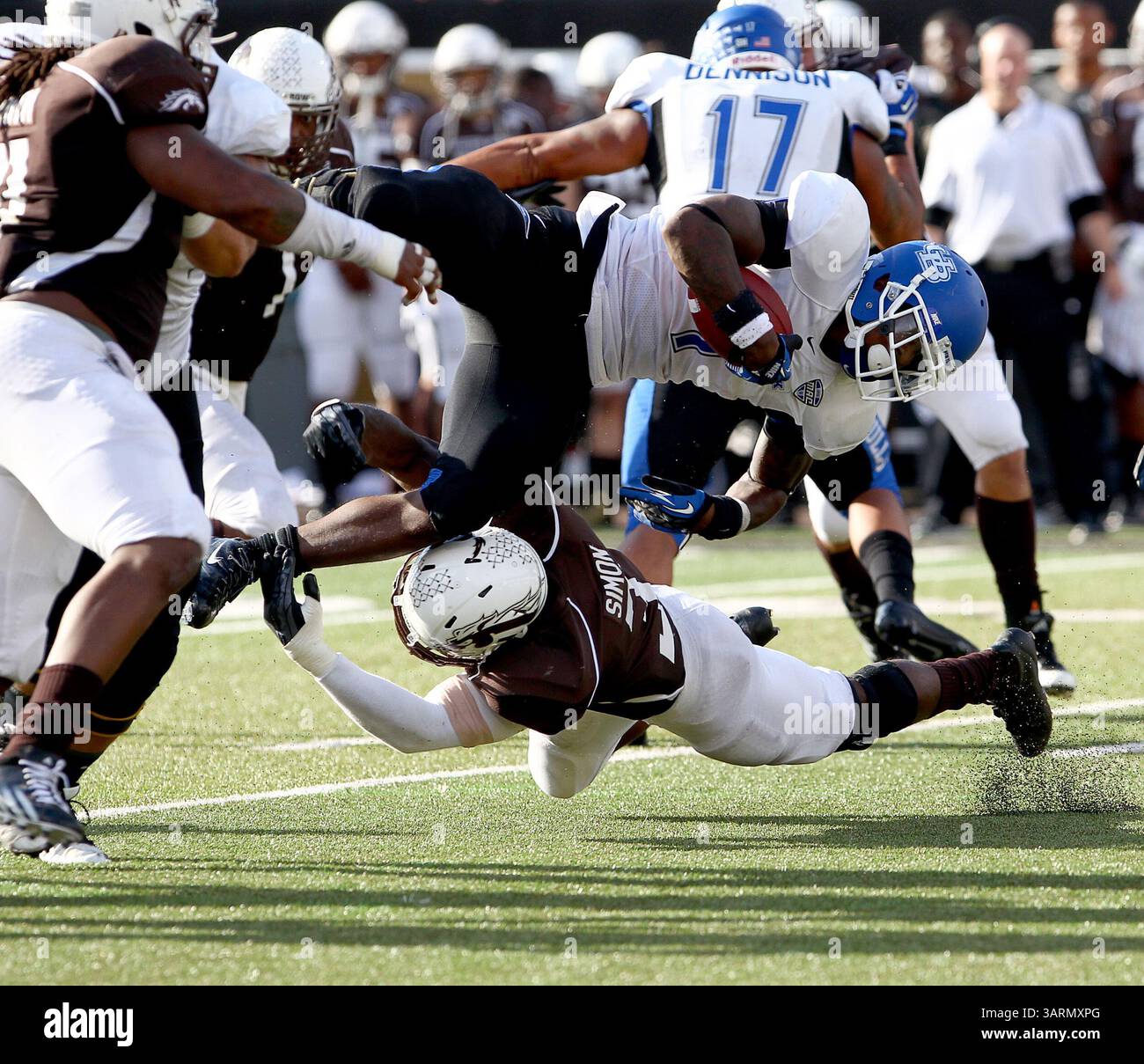 12. Okt. 2013 - Kalmazoo, Michigan, Vereinigte Staaten - Samstag, 12. Okt. 2013,-Buffalo Bulls vs Western Michigan Broncos, Western Michigan Broncos Linebacker Johnnie Simon (3) endet am Ende der Buffalo Bulls, die James Potts (1) während der Action im dritten Quartal des Spiels im Waldo Satdium auf dem Campus von Western Michigan zurücklaufen. Buffalo gewann 33:0. (Foto: © Nick Loverde/Cal Sport Media/ZUMAPRESS.com) Stockfoto