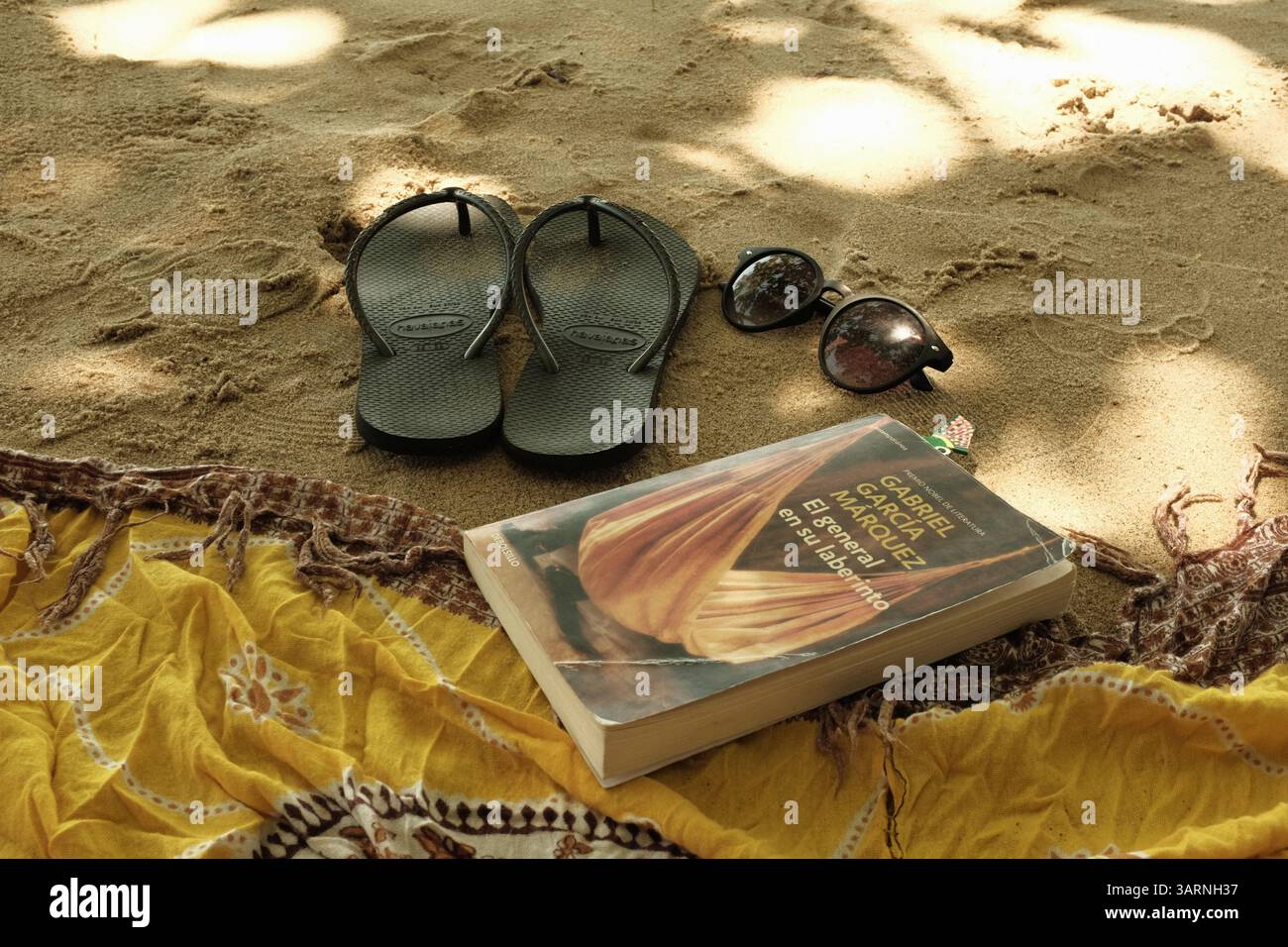 Buchen Sie am Strand eine Sonnenbrille, und zeigen Sie eine entspannende Urlaubsstimmung. Stockfoto
