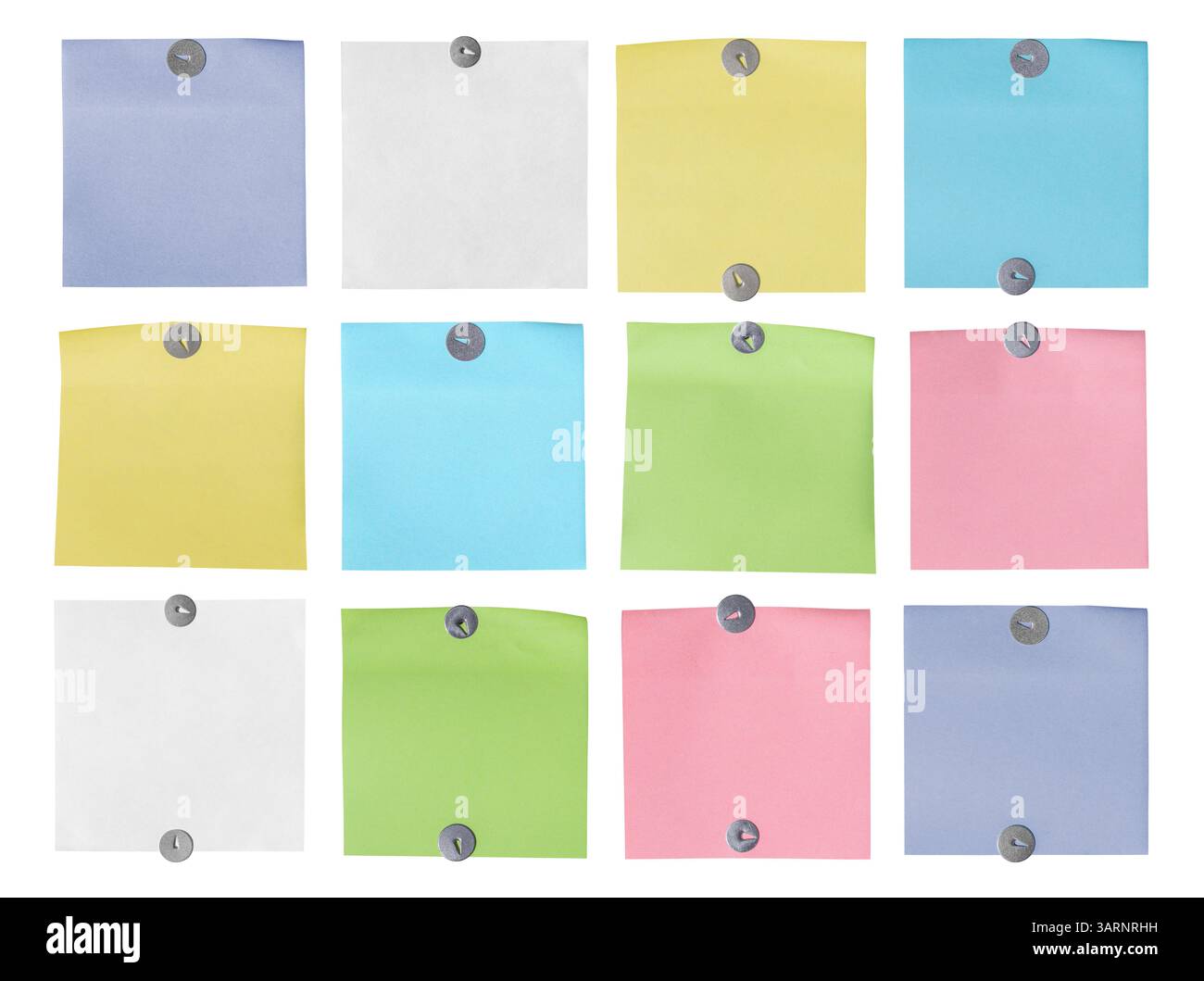 Zwölf mehrfarbige Haftnotizen werden mit Metalltastern auf weißem Hintergrund befestigt und bilden so ein lebendiges und organisiertes Pinnwand. Isoliert Stockfoto