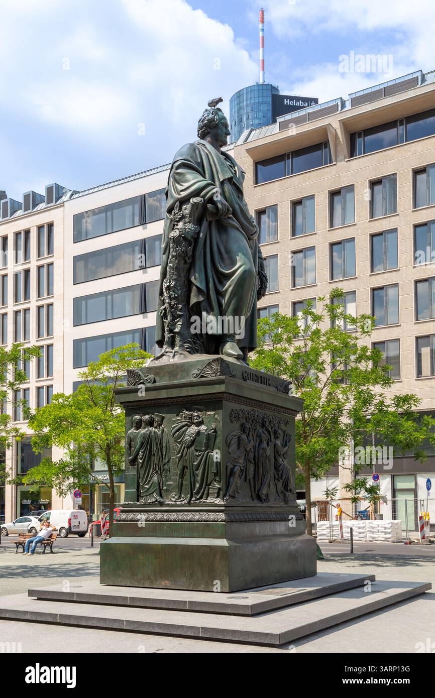 Historische Statue von Wolfgang von Goethe auf dem Goethe-Platz in Frankfurt Stockfoto