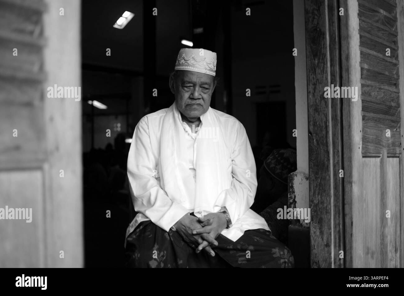 Juni 2013 - Kediri, Ost-Java, Indonesien - Porträt von KH IDRIS MARZUKI Gelehrter des islamischen Internats Lirboyo. Pesantren ist ein Begriff für ein islamisches Internat in Indonesien. Die Schüler studieren die Schriften des Islam und lernen Arabisch. Die Pesantren-Tradition findet sich auch in anderen asiatischen Ländern wie Indien und Pakistan, die Madrasa Islamia genannt werden. Pesantren Lirboyo ist das größte islamische traditionelle Internat in Südostasien mit einer Schülerzahl von 10.000 Menschen. Der Islam in Indonesien macht einen großen Prozentsatz der Muslime in der Welt aus, etwa 85,2 Prozent von 199,9 Stockfoto