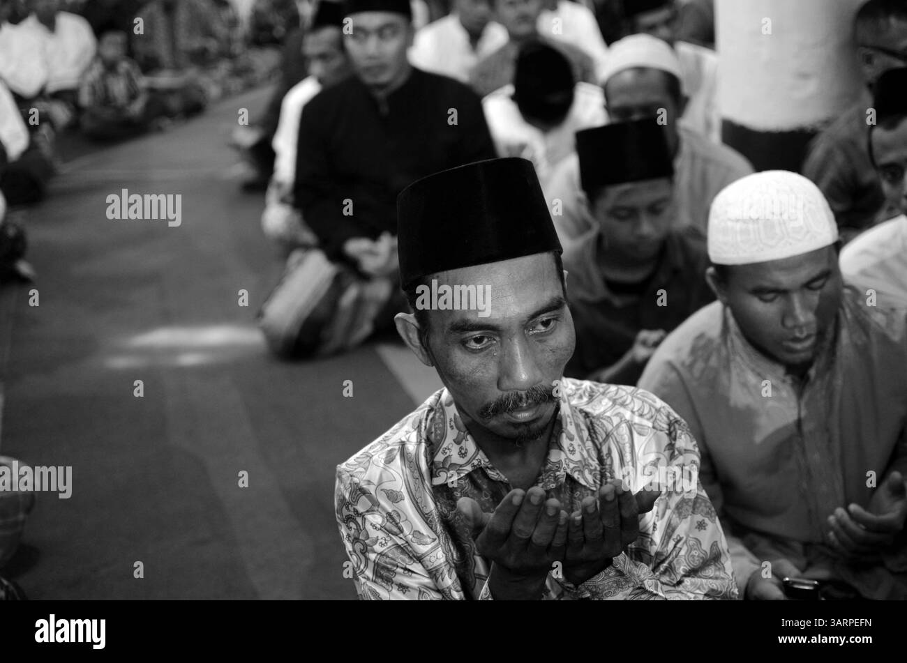 Juni 2013 - Kediri, Ost-Java, Indonesien - Oberschüler des islamischen Internats Lirboyo. Pesantren ist ein Begriff für ein islamisches Internat in Indonesien. Die Schüler studieren die Schriften des Islam und lernen Arabisch. Die Pesantren-Tradition findet sich auch in anderen asiatischen Ländern wie Indien und Pakistan, die Madrasa Islamia genannt werden. Pesantren Lirboyo ist das größte islamische traditionelle Internat in Südostasien mit einer Schülerzahl von 10.000 Menschen. Der Islam in Indonesien macht einen großen Prozentsatz der Muslime in der Welt aus, etwa 85,2 Prozent von 199,9 Millionen Menschen der Stockfoto