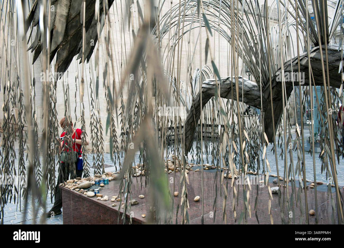 1. Mai 2013 – Budapest, Ungarn – das Holocaust-Denkmal, eine Trauerweide (von Imre Varga), auf der auf jedem Blatt die Namen der während des Holocaust getöteten ungarischen Juden eingraviert sind, befindet sich im Raoul Wallenberg Memorial Park. Große Synagoge im jüdischen Viertel von Budapest. 1944 war die Dohany Street Synagoge Teil des jüdischen Ghettos für die Juden der Stadt und diente vielen Menschen als Zufluchtsort. Mehr als zweitausend Menschen, die im Winter 1944-1945 im Ghetto an Hunger und Kälte starben, sind im Innenhof der Synagoge begraben. Große Synagoge (Dohany utca Synagoge) ist Th Stockfoto