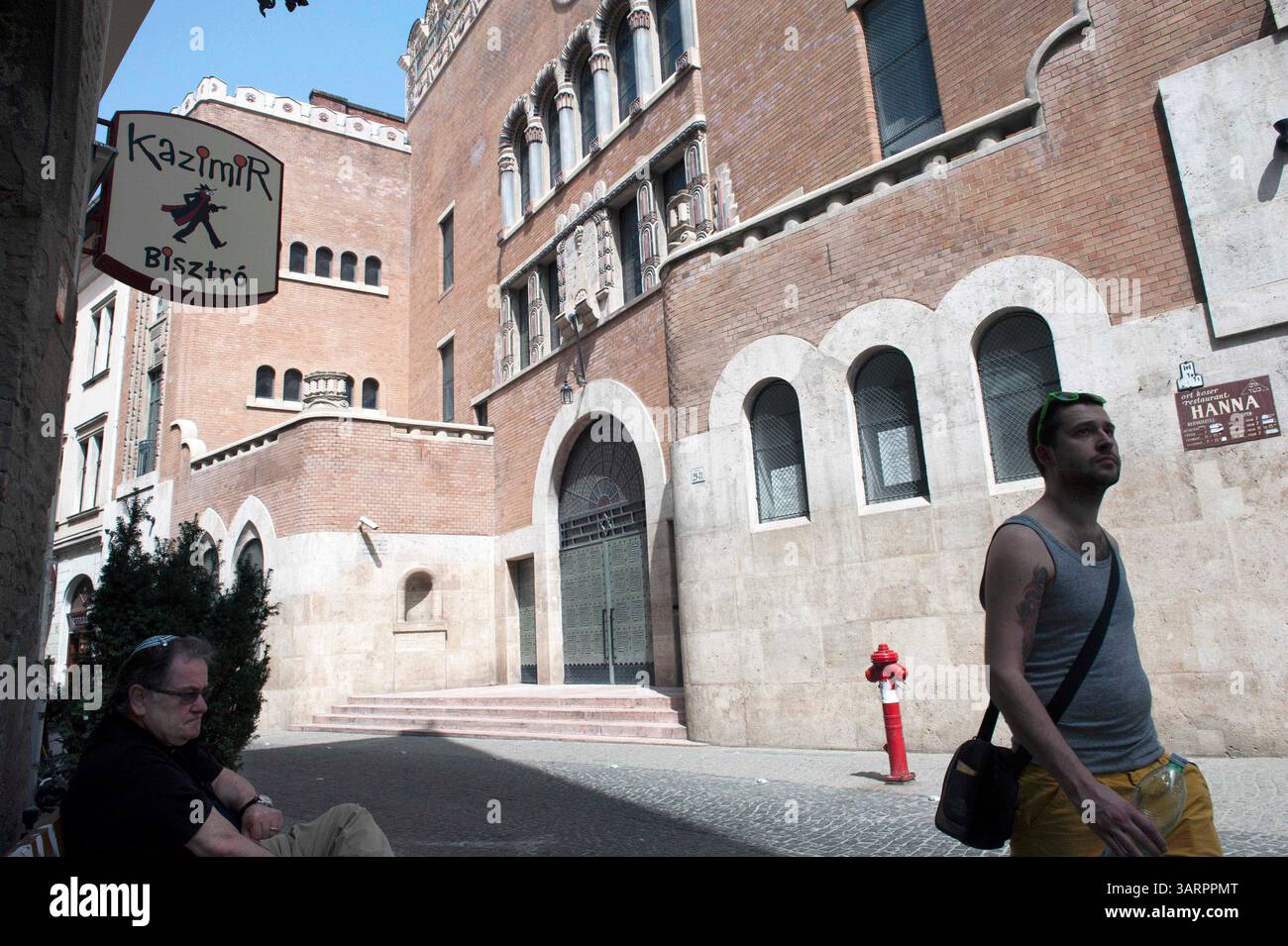 1. Mai 2013 - Budapest, Ungarn - Ein jüdischer Mann sitzt vor der Synagoge der Straße Kazinczy im jüdischen Viertel von Budapest. (Bild: © Hans Van Rhoon/ZUMA Wire/ZUMAPRESS.com) Stockfoto
