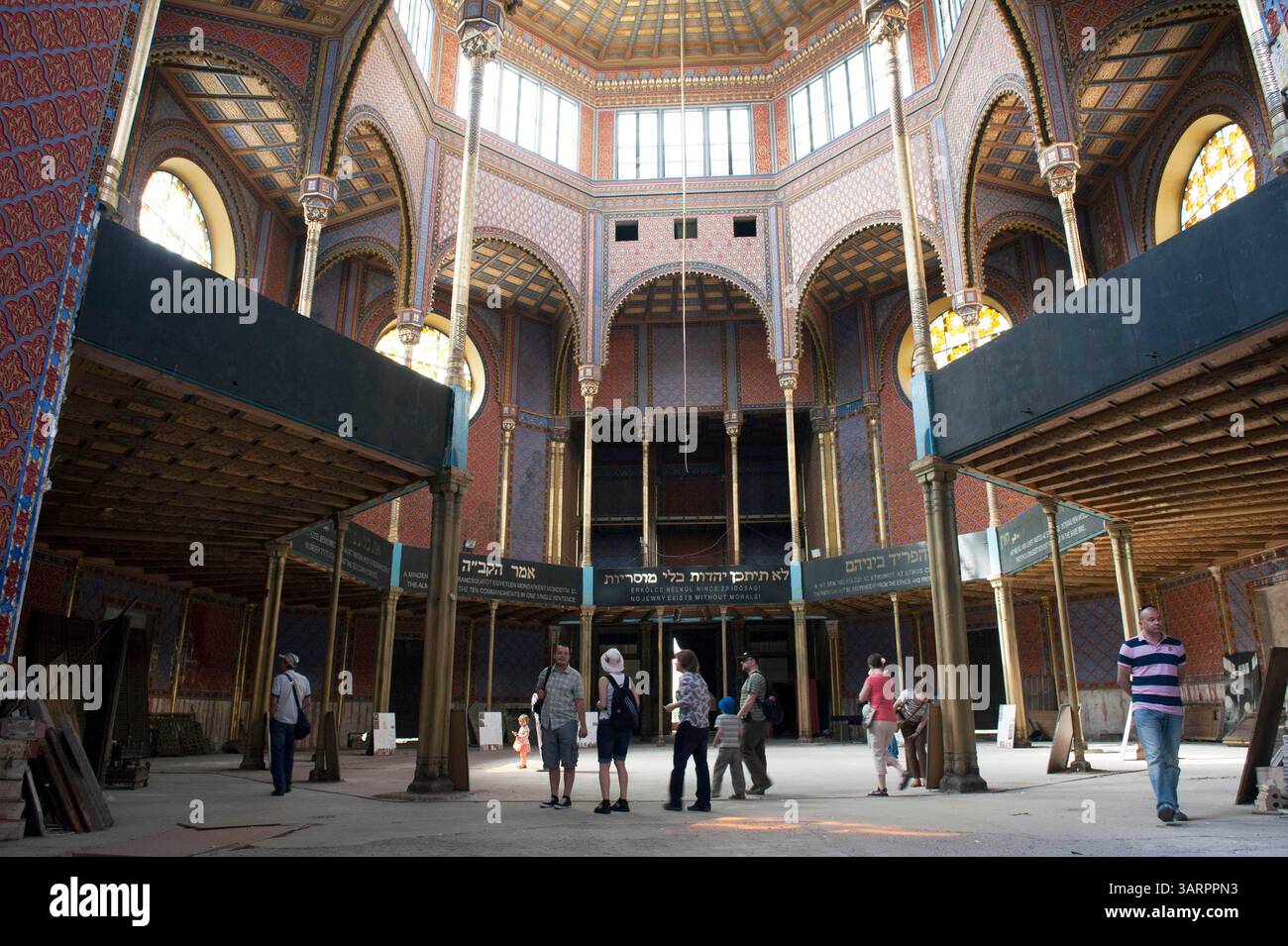 1. Mai 2013 - Budapest, Ungarn - Touristen in der Rumbacher Straßensynagoge. 1872 erbaut, im islamischen Stil gestaltet und gemalt, ist es heute eher ein Museum, da es keine funktionierende Synagoge ist. (Bild: © Hans Van Rhoon/ZUMA Wire/ZUMAPRESS.com) Stockfoto