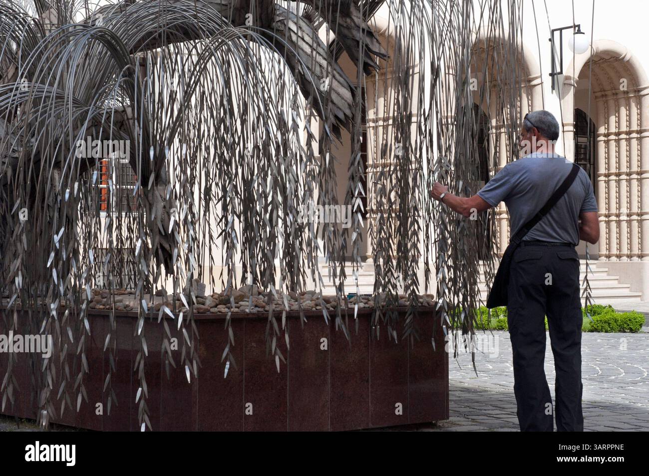 1. Mai 2013 – Budapest, Ungarn – das Holocaust-Denkmal, eine Trauerweide (von Imre Varga), auf der auf jedem Blatt die Namen der während des Holocaust getöteten ungarischen Juden eingraviert sind, befindet sich im Raoul Wallenberg Memorial Park. Große Synagoge im jüdischen Viertel von Budapest. 1944 war die Dohany Street Synagoge Teil des jüdischen Ghettos für die Juden der Stadt und diente vielen Menschen als Zufluchtsort. Mehr als zweitausend Menschen, die im Winter 1944-1945 im Ghetto an Hunger und Kälte starben, sind im Innenhof der Synagoge begraben. Große Synagoge (Dohany utca Synagoge) ist Th Stockfoto