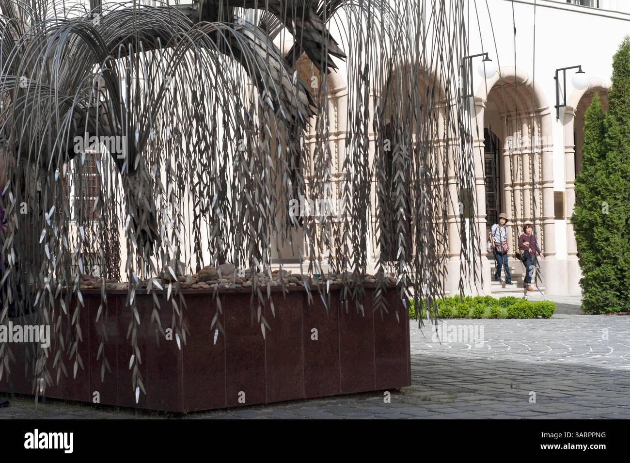 1. Mai 2013 – Budapest, Ungarn – das Holocaust-Denkmal, eine Trauerweide (von Imre Varga), auf der auf jedem Blatt die Namen der während des Holocaust getöteten ungarischen Juden eingraviert sind, befindet sich im Raoul Wallenberg Memorial Park. Große Synagoge im jüdischen Viertel von Budapest. 1944 war die Dohany Street Synagoge Teil des jüdischen Ghettos für die Juden der Stadt und diente vielen Menschen als Zufluchtsort. Mehr als zweitausend Menschen, die im Winter 1944-1945 im Ghetto an Hunger und Kälte starben, sind im Innenhof der Synagoge begraben. Große Synagoge (Dohany utca Synagoge) ist Th Stockfoto