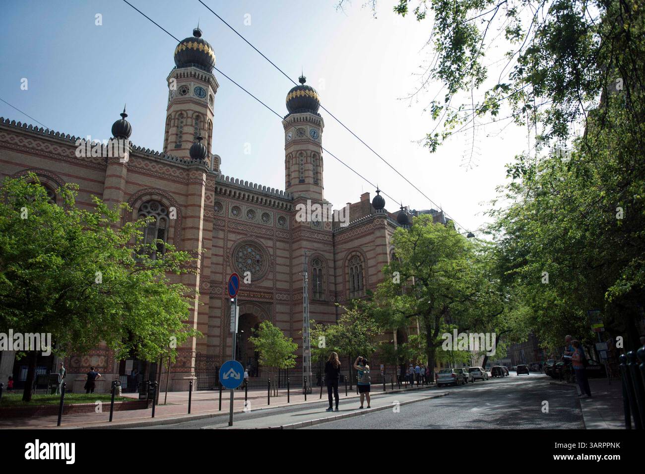 1. Mai 2013 - Budapest, Ungarn - große Synagoge im jüdischen Viertel von Budapest. 1944 war die Dohany Street Synagoge Teil des jüdischen Ghettos für die Juden der Stadt und diente vielen Menschen als Zufluchtsort. Mehr als zweitausend Menschen, die im Winter 1944-1945 im Ghetto an Hunger und Kälte starben, sind im Innenhof der Synagoge begraben. Die große Synagoge (Dohany utca Synagoge) ist das größte jüdische Haus der Welt außerhalb von New York City und wurde 1859 erbaut. Die von Frigyes Feszi entworfene Synagoge enthält romantische und maurische Architekturelemente. (Kreditbild: © Hans Stockfoto