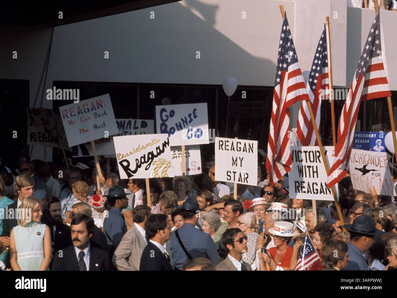 Mai 1976; Los Angeles, CA, USA; REAGAN STARB AM 5. JUNI 2004. Der 40. US-Präsident (1981–89) RONALD WILSON REAGAN (Republikaner). Spitznamen: „Der große Kommunikator“ und „Niederländisch“. Geboren am 6. Februar 1911 in Tampico, Illinois. Sie heiratete zweimal Jane Wyman (26. Januar 1940-48 geschieden) und Nancy Davis (4. März 1952, heute). Begann seine Karriere als Sportsprecher im Radio, zog dann nach Hollywood und wurde ein Filmstar. Er drehte über 50 Filme als zuverlässiger Nebendarsteller oder gutartiger Hauptdarsteller, aber seine eigentliche Berufung schien in der Politik zu liegen. Gouverneur von Kalifornien (1966–75) und 1980 besiegte er die Demokraten Stockfoto