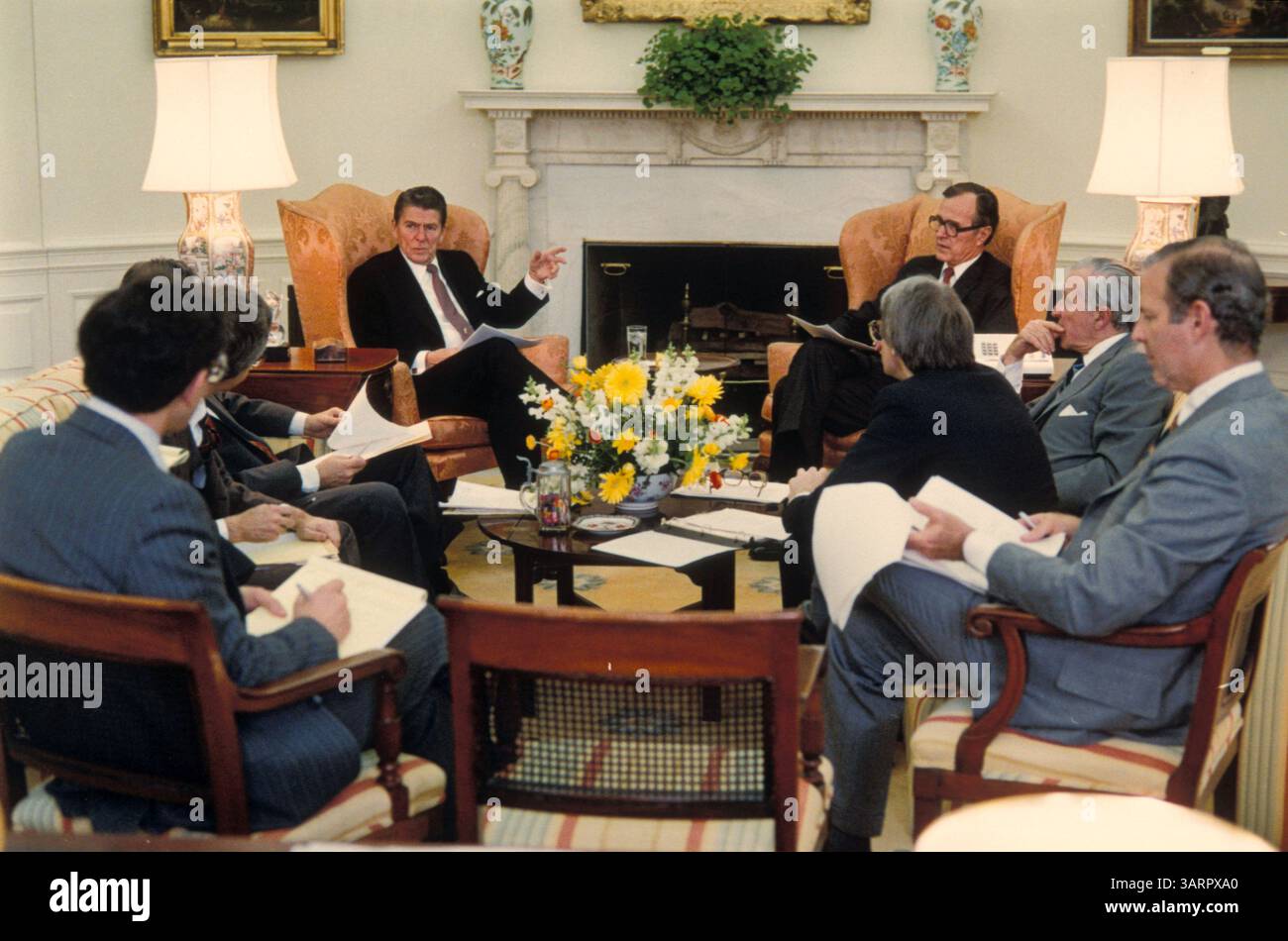 19. Januar 1981: Das Weiße Haus, Washington, District of Columbia, USA – US-Präsident (1981–89) RONALD WILSON REAGAN (Republikaner). Der Spitzname „The Great Communicator“ arbeitet mit seinem Redensautor KEN KACHIGIAN und seinen Mitarbeitern zusammen, um sich auf seine erste Antrittsrede vorzubereiten. (Bild: © Michael A. W. Evans/ZUMAPRESS.com) Stockfoto