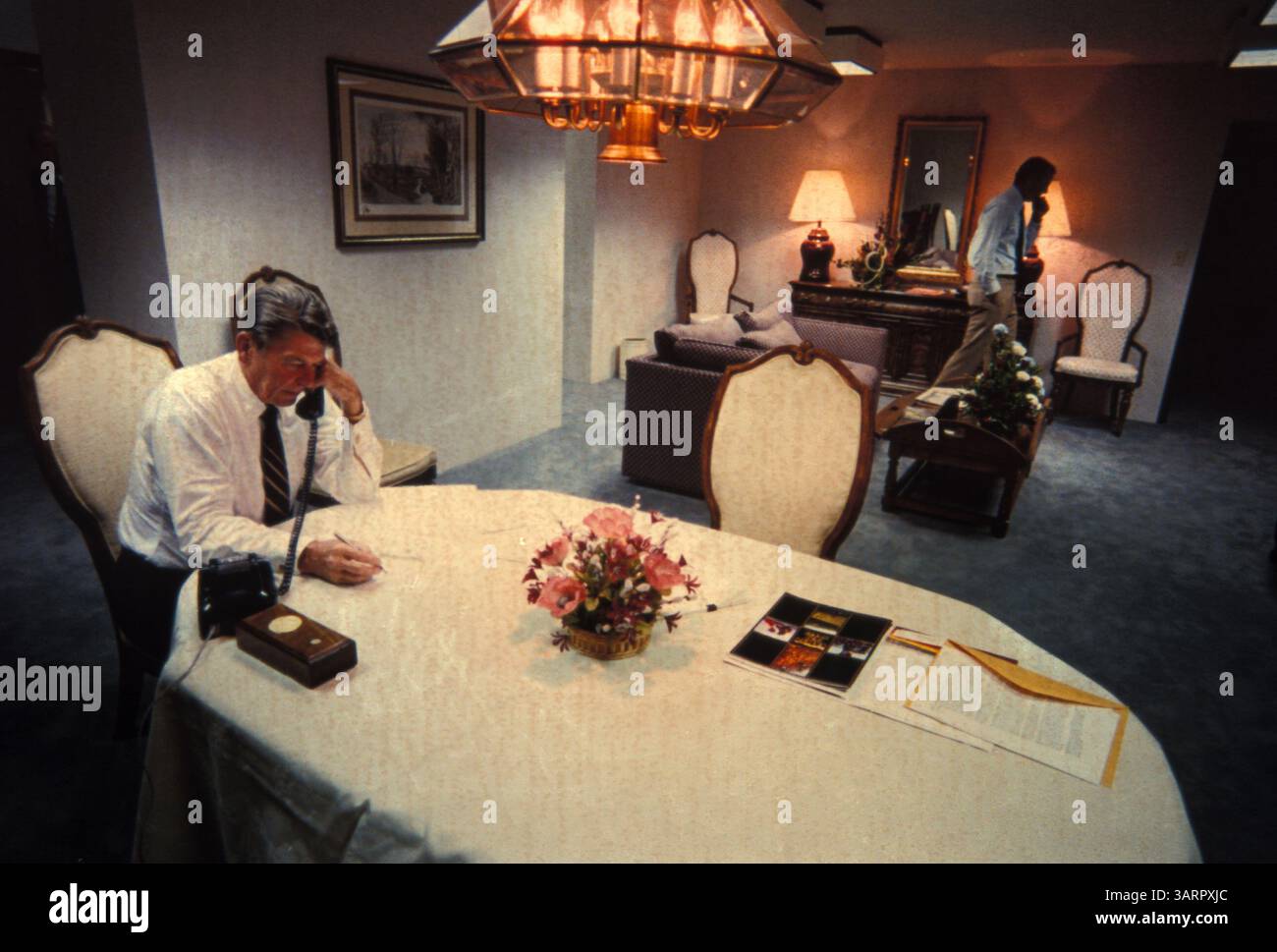 September 1982; Los Angeles, CA, USA; der 40. US-Präsident (1981–89) RONALD WILSON REAGAN (auch bekannt als der „Great Communicator“) wurde am 6. Februar 1911 in Tampico, Illinois, geboren. Reagan leidet an der Alzheimer-Krankheit, einer degenerativen Erkrankung, die das Gehirn beeinflusst und Gedächtnisverlust und Demenz verursacht. . Der Präsident am Telefon auf der Century Plaza in Los Angeles sieht sich die Dokumente des Kongresses an. (Bild: Michael Evans/ZUMAPRESS.com) Stockfoto