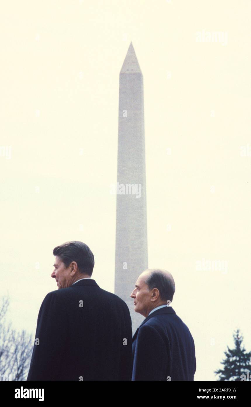 März 1984. Washington, District of Columbia, USA: US-Präsident RONALD REAGAN empfängt den französischen Präsidenten FRANCOIS MITTERRAND im Weißen Haus. Die beiden stehen vor dem Washington Monument. (Bild: Michael Evans/ZUMAPRESS.com) Stockfoto