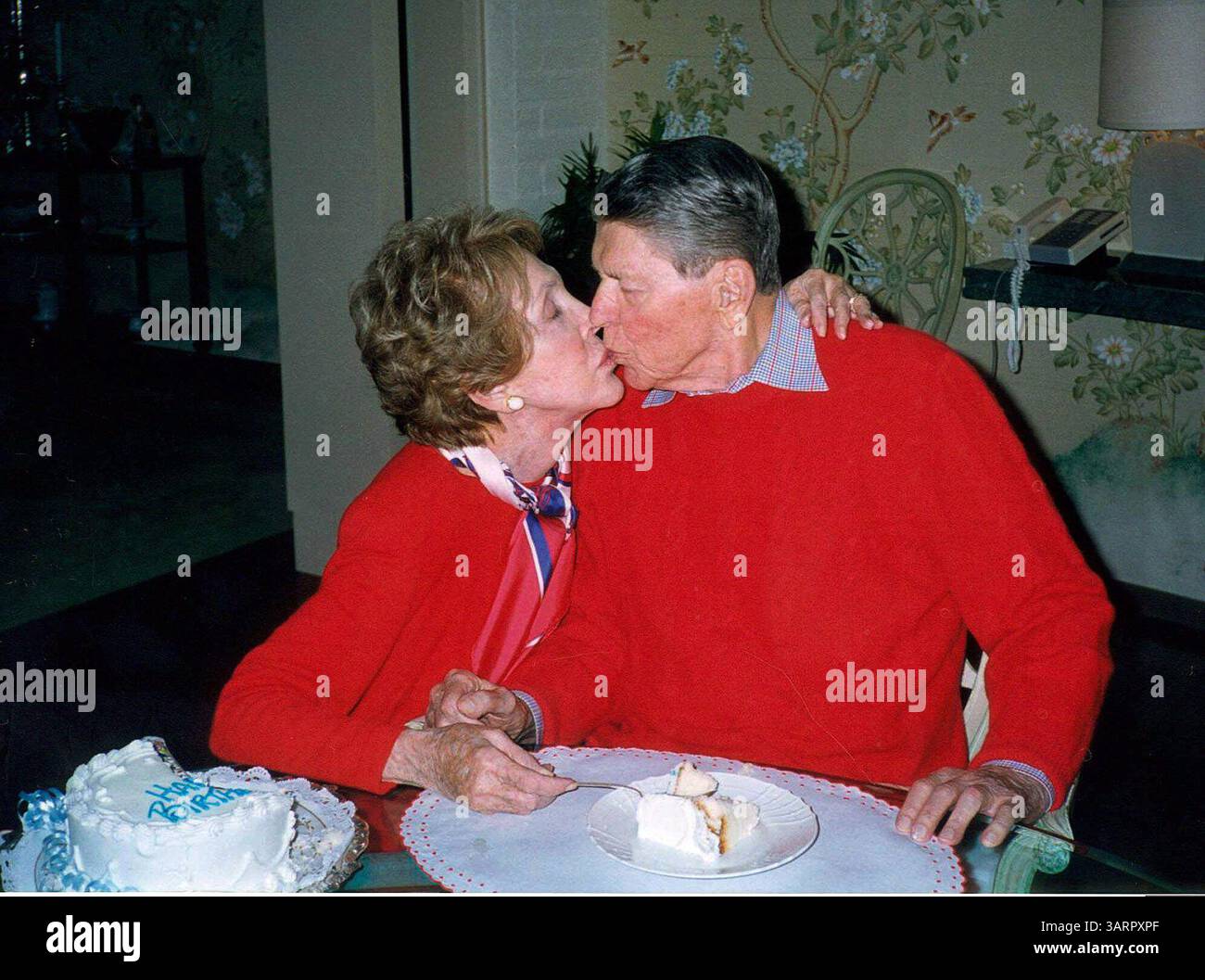 Februar 2000; Los Angeles, CA, USA; - der ehemalige Präsident RONALD REAGAN wird von seiner Frau NANCY geküsst, auf diesem Foto, das in ihrem Bel-Air-Haus in Los Angeles gemacht wurde, an Reagans 89. Geburtstag. (Bild: Michael Evans/ZUMAPRESS.com) Stockfoto