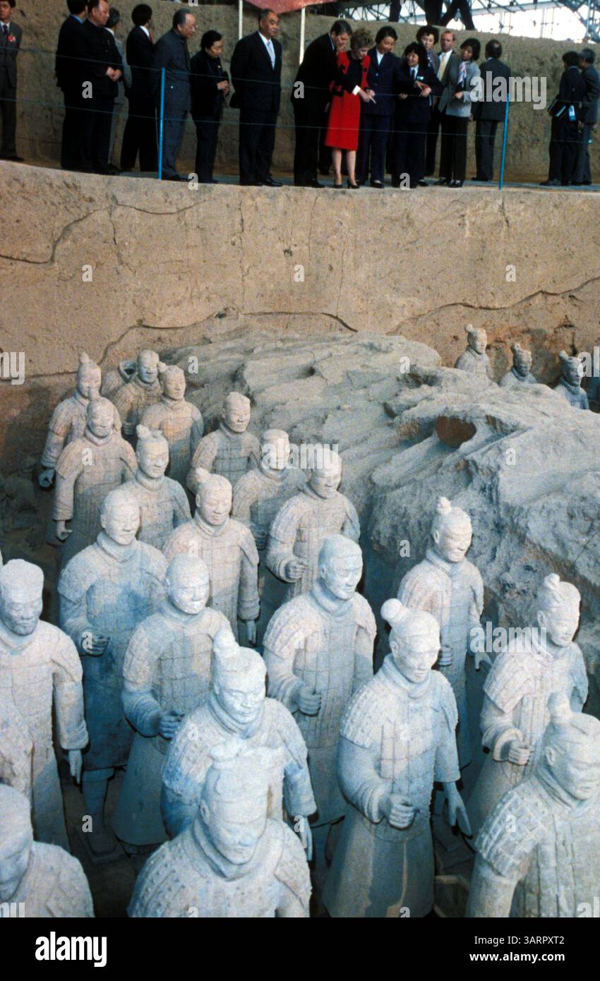 29. April 1984, Xian, Shaanxi, China: Präsident RONALD REAGAN und Ehefrau NANCY REAGAN besuchen die Terrakotta-Krieger in Xian während eines 6-tägigen Staatsbesuchs in China. Als Reagans Antrag auf Wiederwahl näherte, versuchte der Präsident seinen Wunsch zu unterstreichen, die diplomatischen Beziehungen zur chinesischen Führung in einer Zeit des wachsenden Handels zwischen den beiden Nationen zu verbessern. (Bild: Michael Evans/ZUMAPRESS.com) Stockfoto