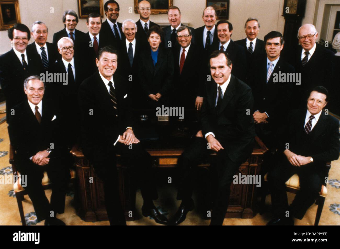 Februar 1981; Washington, DC, USA; der 40. US-Präsident (1981–89) RONALD WILSON REAGAN (auch bekannt als der „Great Communicator“) wurde am 6. Februar 1911 in Tampico, Illinois, geboren. Reagan leidet an der Alzheimer-Krankheit, einer degenerativen Erkrankung, die das Gehirn beeinflusst und Gedächtnisverlust und Demenz verursacht. ABBILDUNG: Schrank 1981 – Klassenfoto. 2/4/81. Erste Reihe: Außenminister Alexander Haig; Präsident Reagan; Vizepräsident Bush; Caspar Weinberger, Verteidigungsminister. Zweite Reihe: Raymond Donovan, Arbeitsminister; Donald Regan, Arbeitsminister; Terrel Bell, Sekretär für Bildung; David Stockman, Di Stockfoto