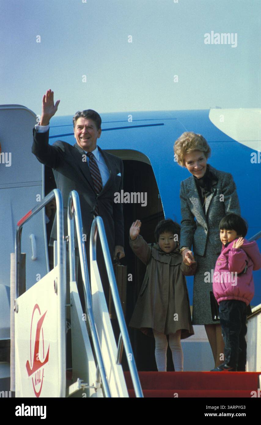 1. Mai 1984, Peking, China: US-Präsident RONALD REAGAN und seine Frau NANCY REAGAN werden von zwei kleinen Kindern begrüßt, die auf der Air Force One zu einem 6-tägigen Staatsbesuch in Peking China ankommen. Als Reagans Antrag auf Wiederwahl näherte, versuchte der Präsident seinen Wunsch zu unterstreichen, die diplomatischen Beziehungen zur chinesischen Führung in einer Zeit des wachsenden Handels zwischen den beiden Nationen zu verbessern. (Kreditbild: Michael Evans/ZUMA Press Wire) Stockfoto