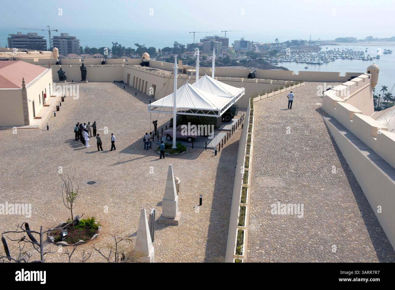 18. Juni 2013 - Luanda, Angola - Diplomaten besuchen Fort Aardenburgh in der Hauptstadt Luanda. Hinter der Bucht von Luanda und dem Yachthafen. (Bild: © Hans Van Rhoon/ZUMA Wire/ZUMAPRESS.com) Stockfoto