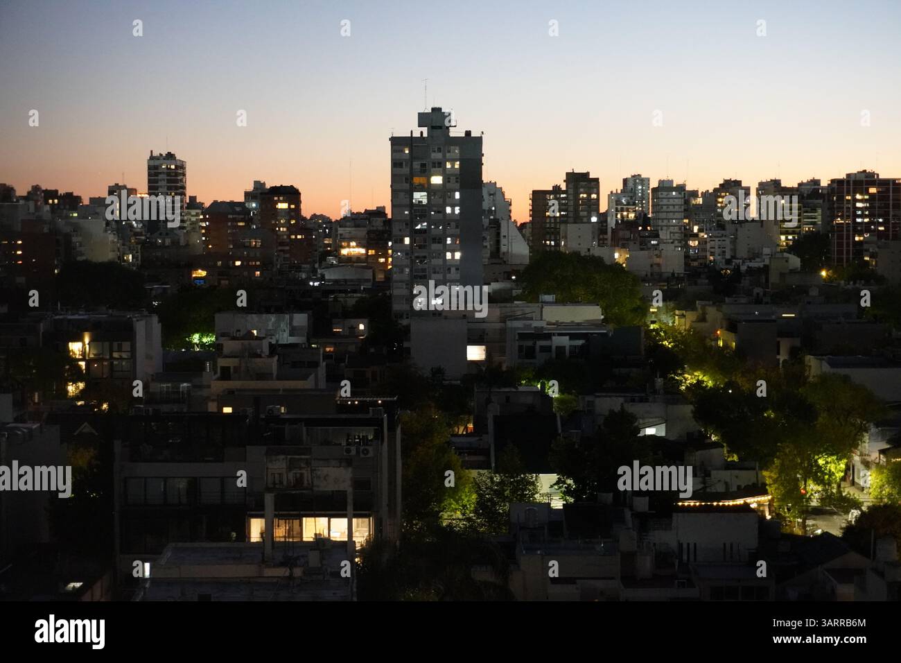 Abend in Buenos Aires: Ein Panorama der Lichter der Stadt gegen das schwindende Licht. Stockfoto