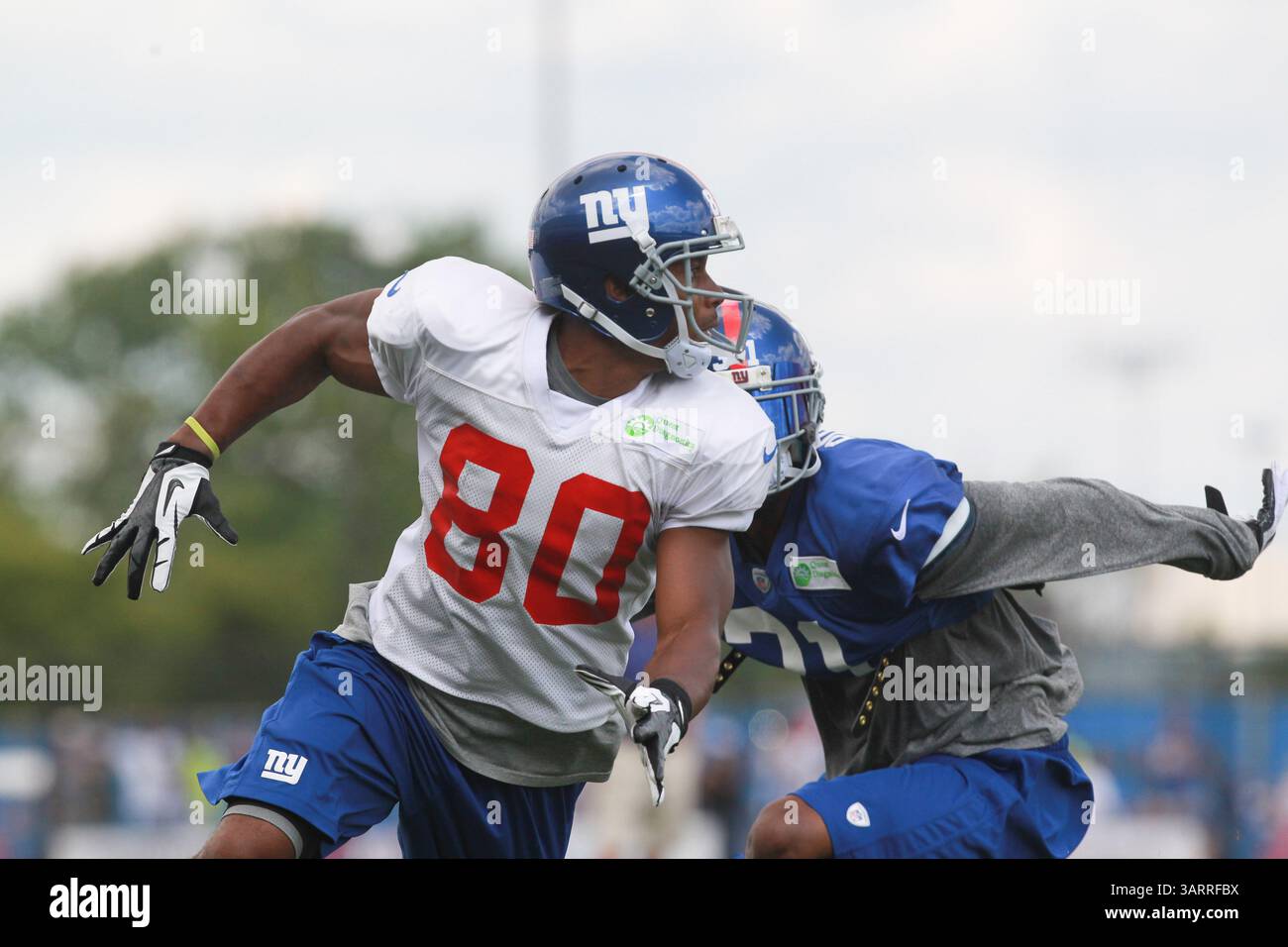 30. Juli 2013: East Rutherford, New Jersey, USA S - New York Giants Wide Receiver VICTOR CRUZ (80) und New York Giants Cornerback AARON ROSS (31) während des Giants Trainingscamps im Quest Diagnostics Training Center in East Rutherford, NJ (Kreditbild: © Vinny Carchietta/ZUMAPRESS.com) Stockfoto