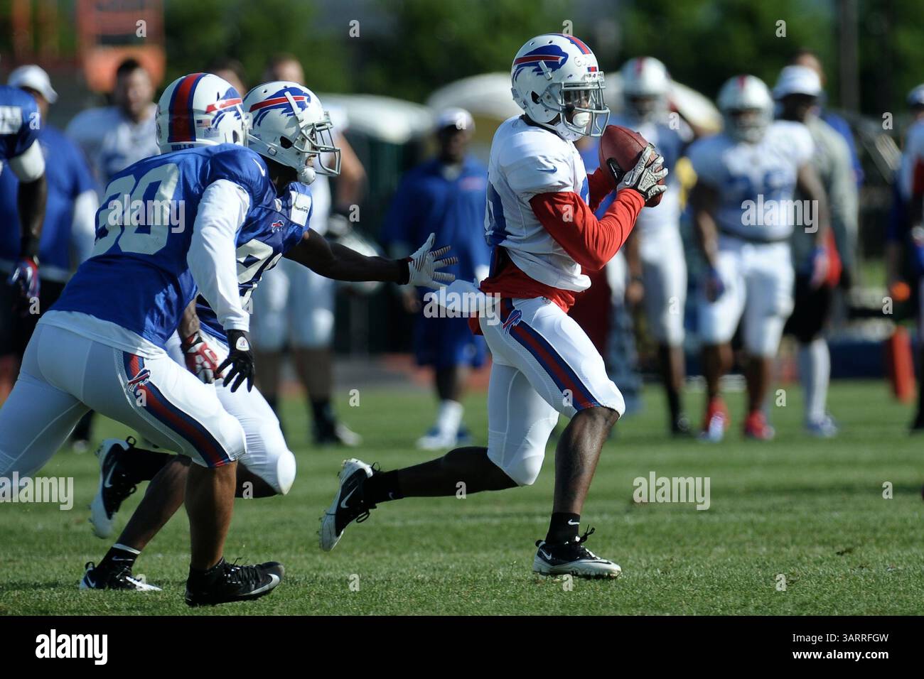 30. Juli 2013: Rochester, New York, USA S - Buffalo Bills Wide Receiver MARQUISE GOODWIN (88) fängt während eines morgendlichen Trainingslagers am St. John Fisher College in Rochester, NY den Pass über die Mitte (Bild: © Michael Johnson/ZUMAPRESS.com) Stockfoto