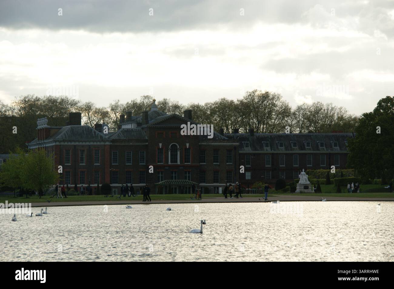 Der Kensington Palace, eine historische königliche Residenz in Kensington Gardens, London, erhebt sich majestätisch mit Blick auf einen ruhigen Teich Stockfoto