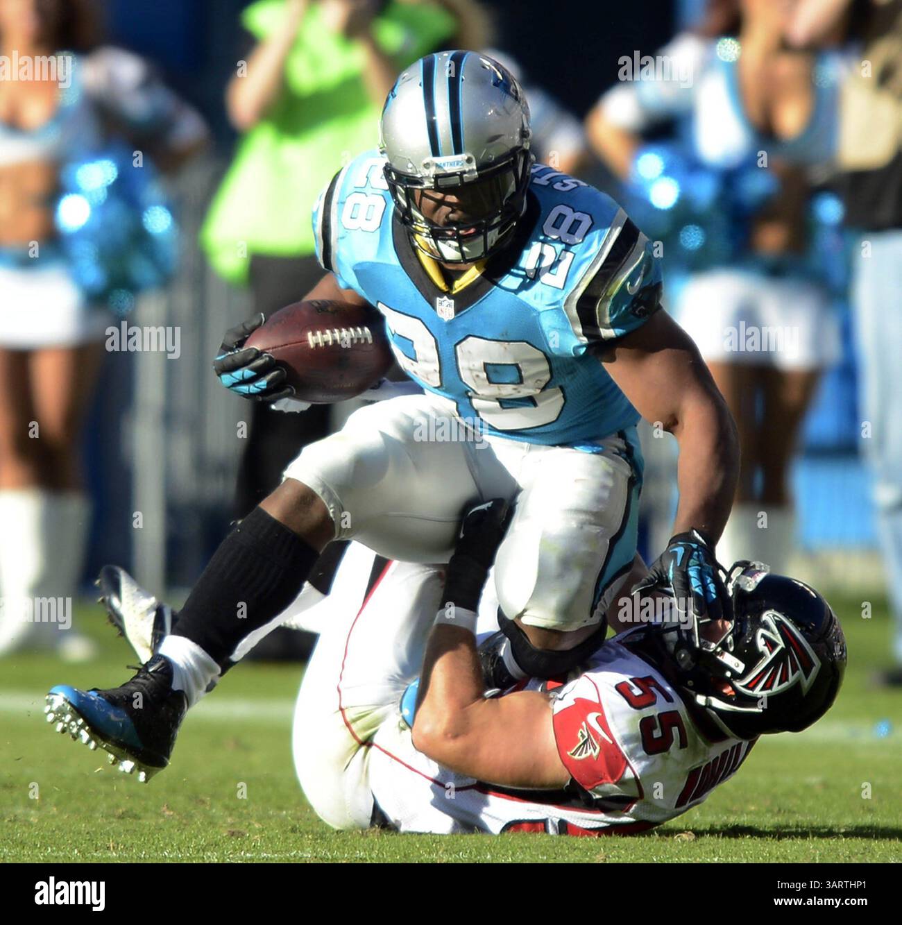 3. November 2013 – Charlotte, NC, USA – Jonathan Stewart (28) von Carolina Panthers wird im 4. Quartal im Bank of America Stadium in Charlotte, North Carolina, vom Atlanta Falcons’ Paul Worrilow (55) niedergeschlagen 2013. Die Panthers besiegten die Falcons, 34-10. (Bild: © David T. Foster III/MCT/ZUMAPRESS.com) Stockfoto 3. November 2013 – Charlotte, NC, USA – Jonathan Stewart (28) von Carolina Panthers wird im 4. Quartal im Bank of America Stadium in Charlotte, North Carolina, vom Atlanta Falcons’ Paul Worrilow (55) niedergeschlagen 2013. Die Panthers besiegten die Falcons, 34-10. (Bild: © David T. Foster III/MCT/ZUMAPRESS.com) Stockfoto