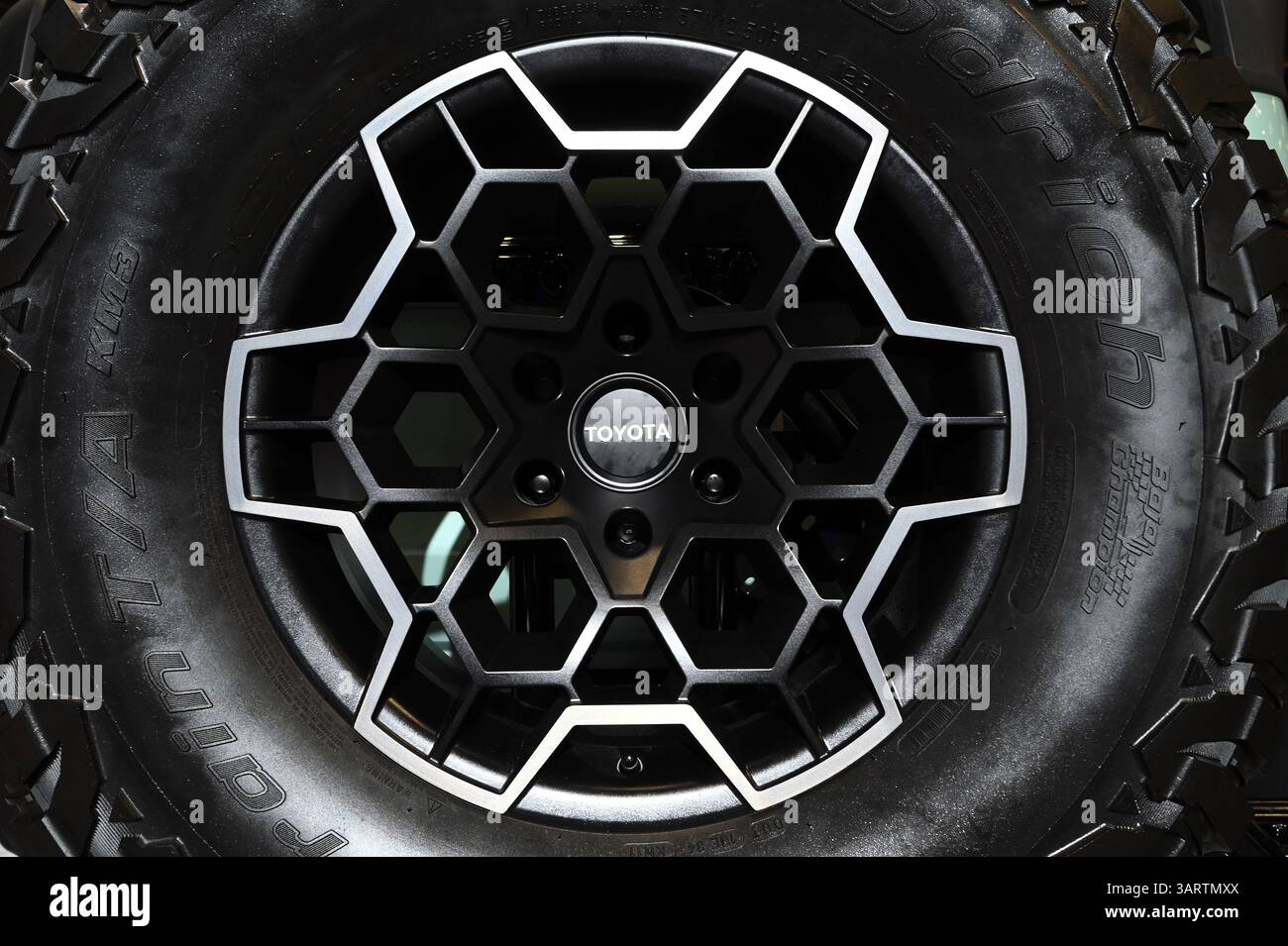 New York, USA. April 2025. Ansicht eines Felgendesigns von Toyota auf der New York International Auto Show 2025 im Javitz Center, New York, NY, 17. April 2025. (Foto: Anthony Behar/SIPA USA) Credit: SIPA USA/Alamy Live News Stockfoto