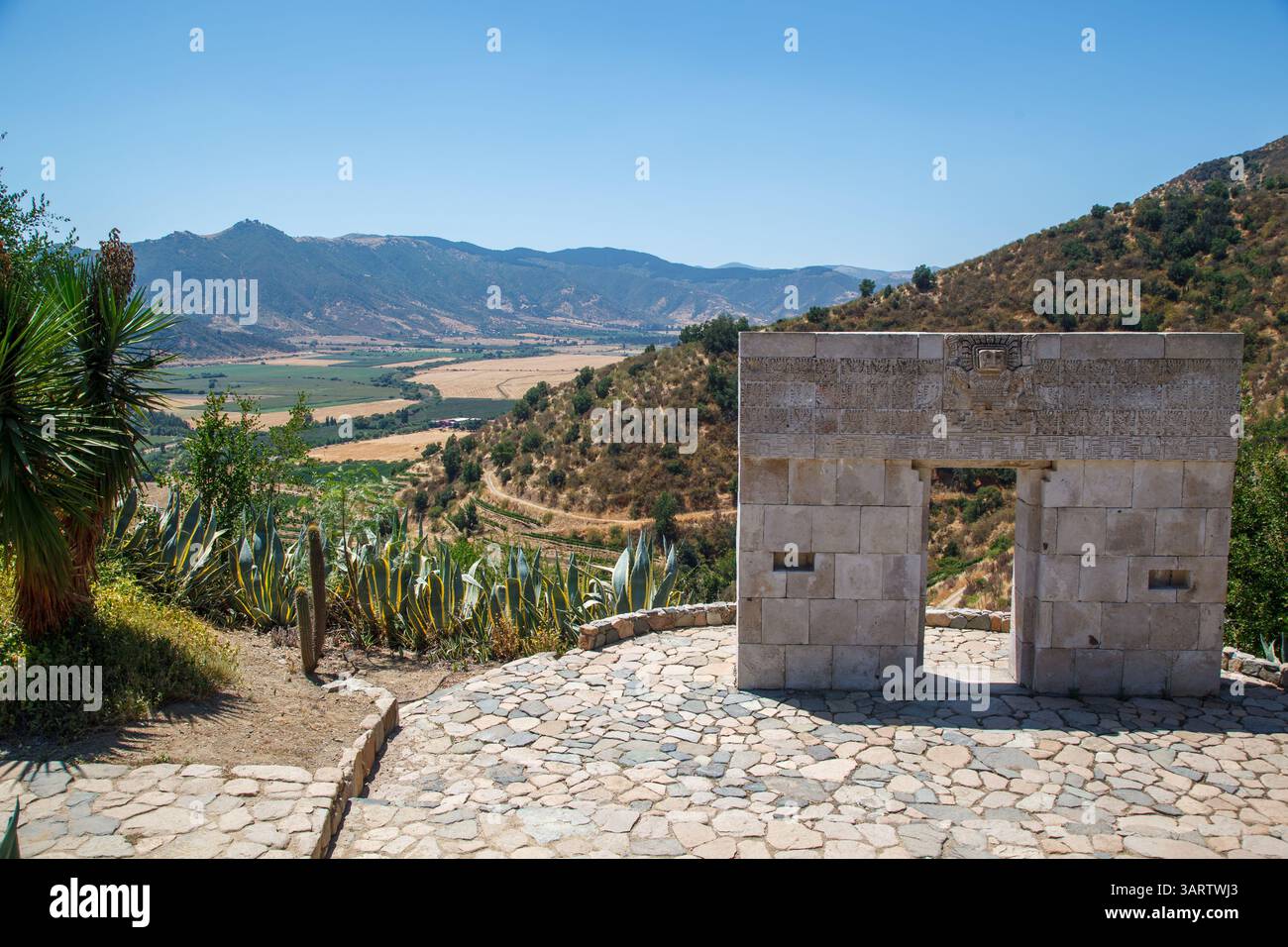 Ein Steinportal in Vina Santa Cruz typisches Weingut im Colchagua-Tal, Chile Stockfoto