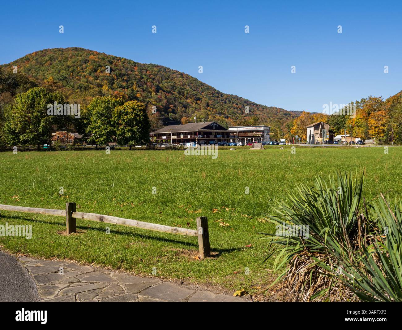 Das Dorf Seneca Rocks, West Virginia, sonnt sich im warmen Sonnenlicht und bietet vom Discovery Center aus einen atemberaubenden Blick auf die Berge in vibra Stockfoto