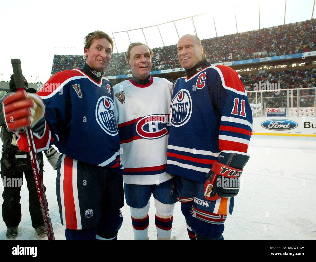 November 2013 - Edmonton, Alberta, Kanada - Edmonton Alta, 22. November 2003. Der große Edmonton Oilers Wayne Gretzky und Mark Messier flankieren Montreal Canadiens großartigen Guy Lafleur nach dem Legends Game 2003 im Commonwealth Stadium vor 57.167 Fans. Das nächste Spiel war der Heritage Classic 2003, der zwischen den Edmonton Oilers und Montreal Canadiens ausgetragen wurde, es war das erste Freiluftspiel der NHLÃ¢. Edmonton Sun/QMI Agency (Kreditbild: © Edmonton Sun/QMI Agency/ZUMAPRESS.com) Stockfoto