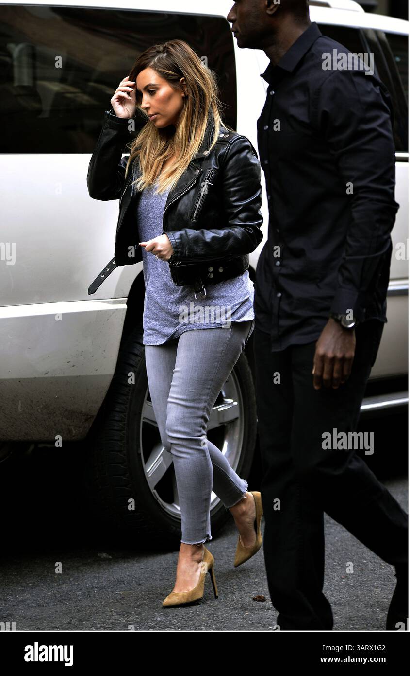 November 2013 – New York City, NY, USA – Kim Kardashian und Lala Anthony gehen am 22. November 2013 in New York City mit Kim's Baby North West einkaufen (Credit Image: © Curtis Means/Ace Pictures/ZUMAPRESS.com) Stockfoto