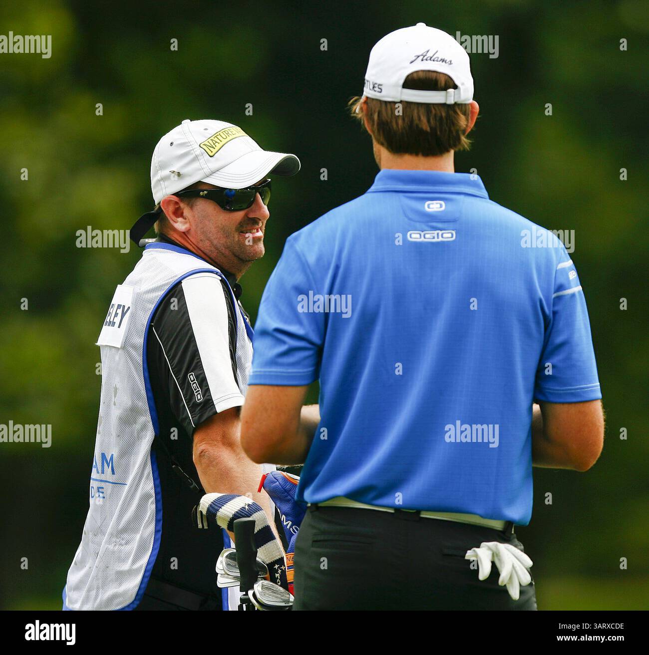 August 2013 - Greensboro, North Carolina, USA S - AARON BADDELEY spricht mit seinem Caddy während der zweiten Runde der Wyndham Championship 2013 im Sedgefield Country Club. (Kreditbild: © Wes Hight/ZUMAPRESS.com) Stockfoto