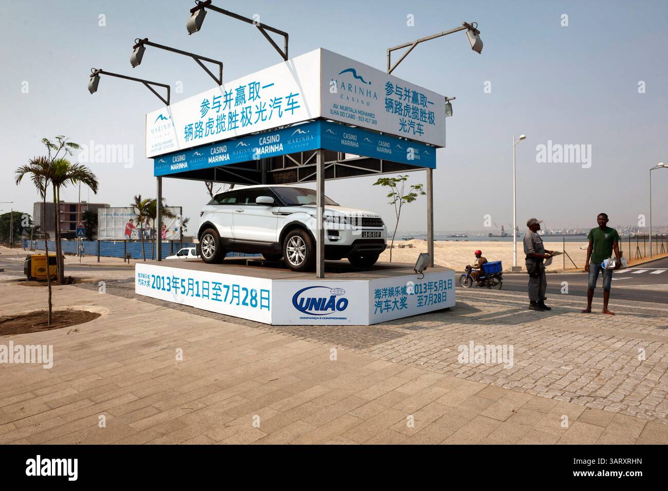 22. Juni 2013 - Luanda, Angola - die Ankündigung für eine Präsentation des neuen Range Rover im Casino Marinha in Luanda ist in chinesischer Schrift. Es gibt viele Chinesen in Angola. An zahlreichen Orten, an denen heute gebaut wird, sind sie zu sehen. Chinesische Inschriften und Plakate es zeigt, wie wichtig die Rolle Chinas beim Bau des neuen Angolas ist. In den chinesischen Unternehmen sind fast keine Angolaner beschäftigt. (Bild: © Hans Van Rhoon/ZUMA Wire) Stockfoto