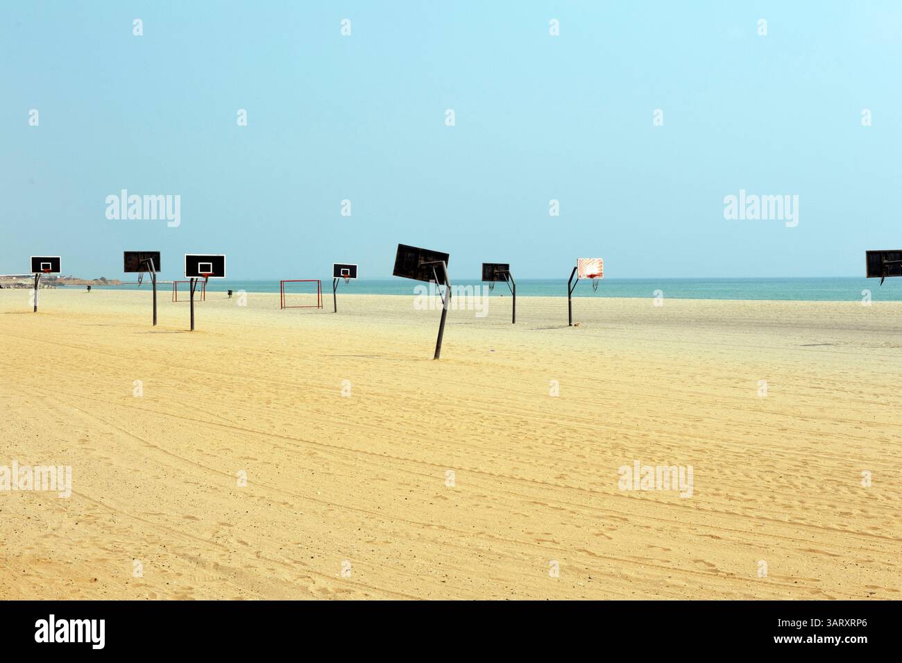 22. Juni 2013 - Luanda, Angola - am Strand der Halbinsel Luanda oder Ilha de Luanda befinden sich Basketballfelder. (Bild: © Hans Van Rhoon/ZUMA Wire) Stockfoto