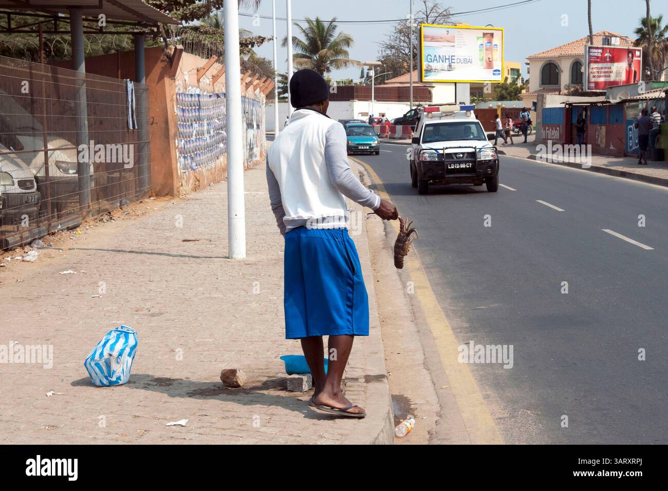 22. Juni 2013 - Luanda, Angola - Straßenverkäufer auf der Halbinsel Luanda oder Ilha de Luanda verkauft Hummer. (Bild: © Hans Van Rhoon/ZUMA Wire) Stockfoto