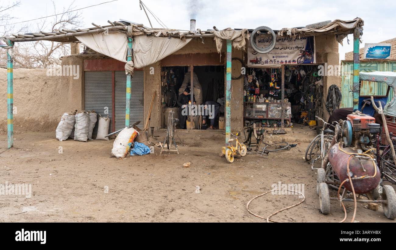Geschäfte und Werkstätten am Straßenrand Stockfoto