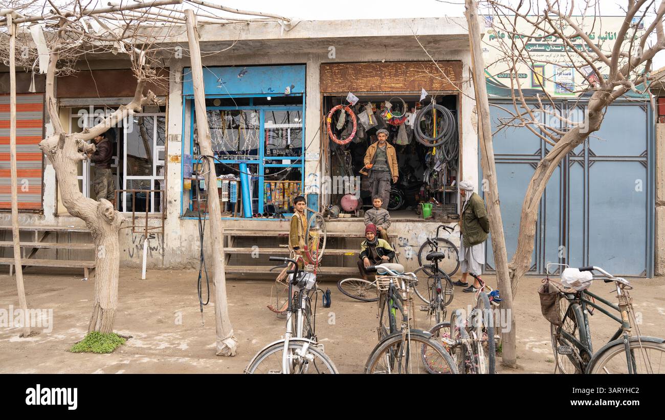 Geschäfte und Werkstätten am Straßenrand Stockfoto