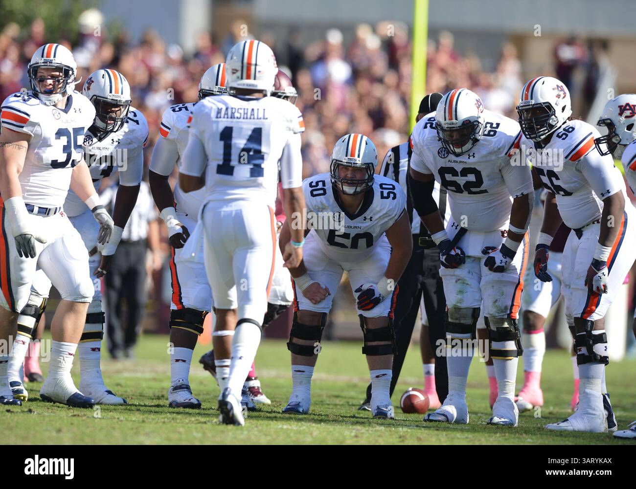 19. Oktober 2013 - College Station, Texas, USA - 19. Oktober 2013: Auburn Tigers Center Reese Dismukes (50) und Auburn Tigers Offensive Linesman Chad Slade (62) und Auburn Tigers Offensive Linesman Avery Young (56) warten darauf, dass das Spiel während des NCAA-Fußballspiels zwischen den Auburn Tigers und den Texas A&M University Aggies im Kyle Field Stadium in Texas Station, Texas, Texas, abgerufen wird. Aggies führt die 1. Halbzeit gegen Auburn, 24:17. (Credit Image: © Patrick Green/Cal Sport Media/ZUMAPRESS.com) Stockfoto