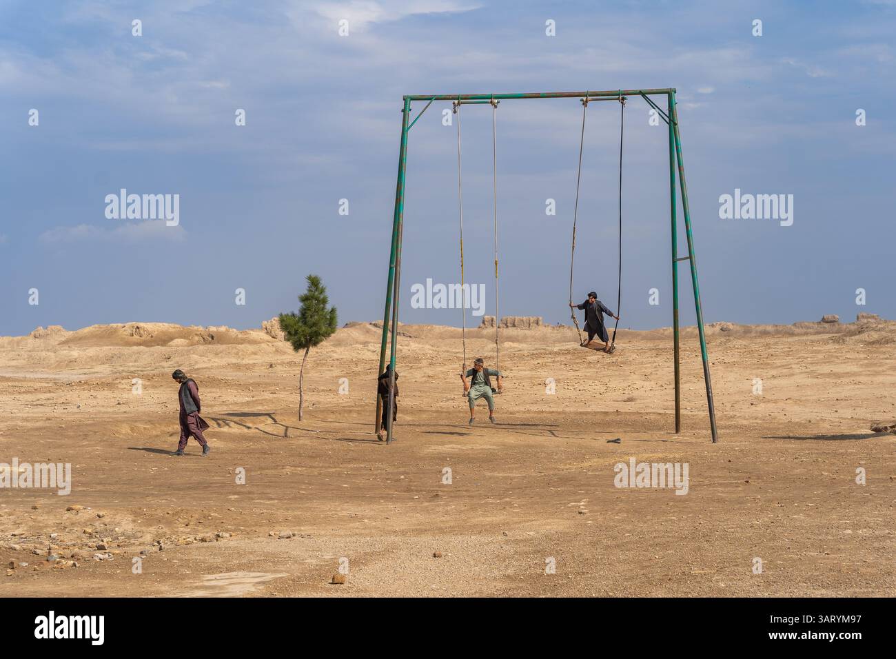 Landschaft mit Schaukeln, beliebte Unterhaltung für lokale Jugendliche in Balkh, Afghanistan Stockfoto