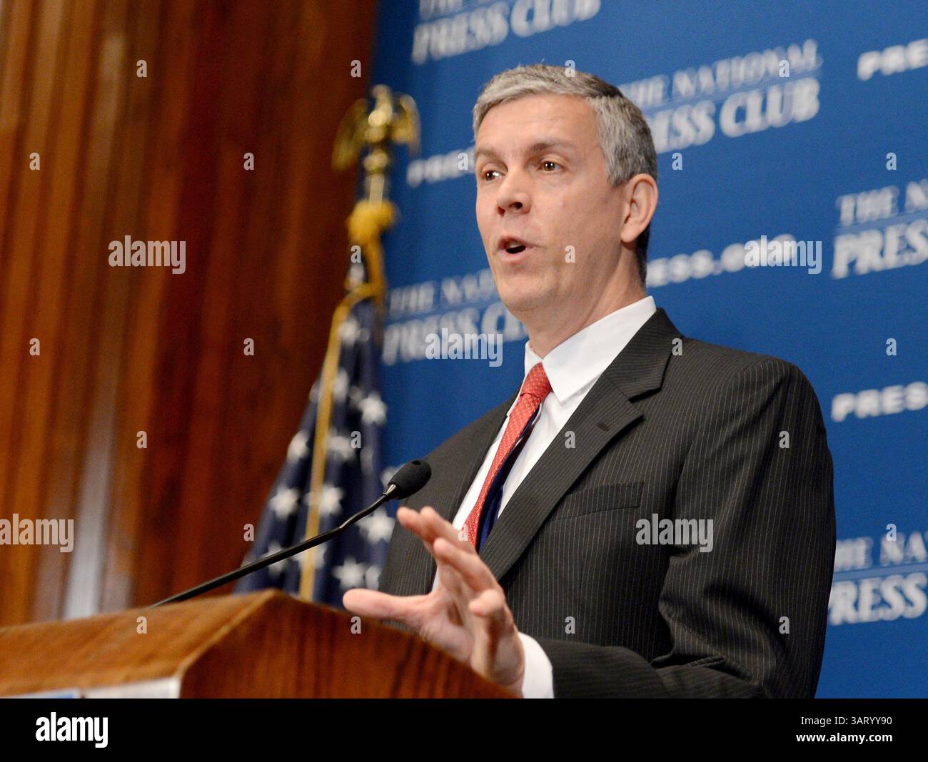 30. September 2013 – Washington, DC, USA – Bildungsminister ARNE DUNCAN spricht im National Press Club in Washington, D.C. Duncan sprach über Bildungspolitik, Reformbemühungen und finanzielle Herausforderungen. (Kreditbild: © Chuck Myers/MCT/ZUMAPRESS.com) Stockfoto