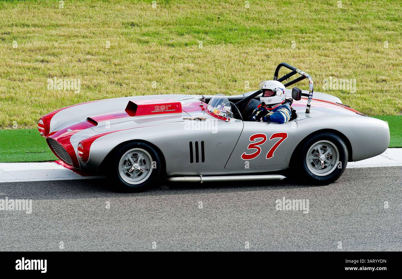 25. Oktober 2013 – Austin, Texas, USA – Fahrer John SR, Furlow #37 in einem Kurtis 500KK 1954 mit Gruppe 4 Qualifikationsrennen bei der U.S. Vintage Racing National Championship, Circuit of the Americas. (Bild: © Mario Cantu/Cal Sport Media/ZUMAPRESS.com) Stockfoto
