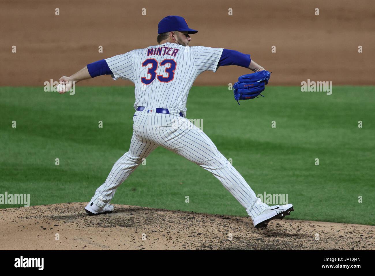 New York Mets Relief Pitcher A.J. Minter #33 wirft während des LOREM Inning eines Baseballspiels gegen die St. Louis Cardinals im Citi Field in New York City, New York City, am Donnerstag, 17. April 2025. (Foto: Gordon Donovan) Stockfoto