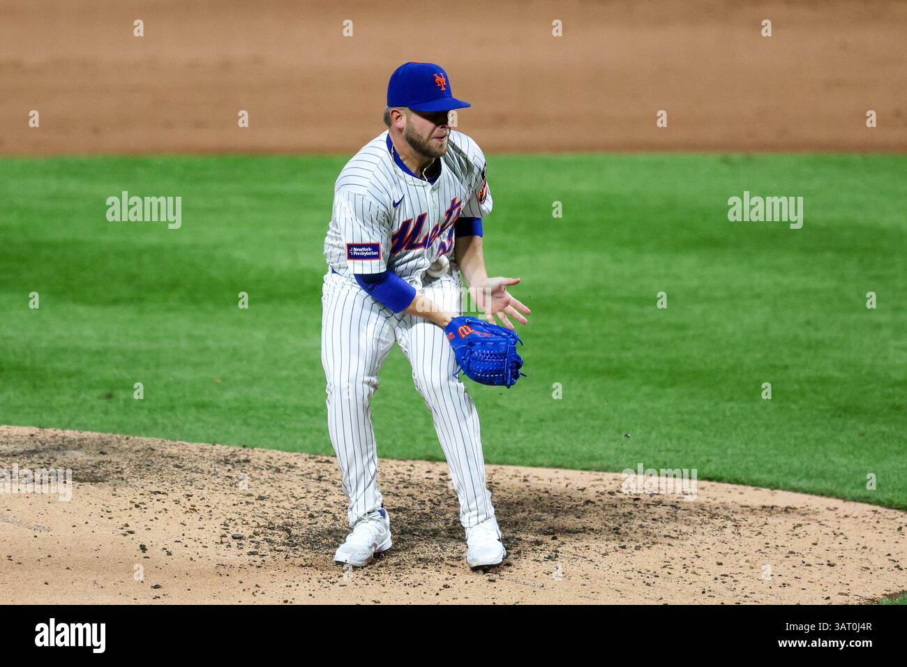New York Mets Relief Pitcher A.J. Minter #33 stoppt einen harten Grounder mit seinem Körper während des LOREM Inning eines Baseballspiels gegen die St. Louis Cardinals im Citi Field in New York City, New York City, am Donnerstag, den 17. April 2025. (Foto: Gordon Donovan) Stockfoto