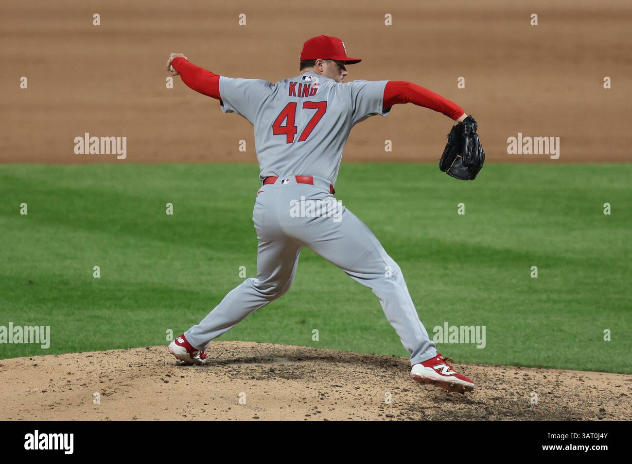 St. Louis Cardinals Relief Pitcher John King #47 wirft während des achten Inning des Baseballspiels gegen die New York Mets im Citi Field in New York City, N.Y., Donnerstag, 17. April 2025. (Foto: Gordon Donovan) Stockfoto