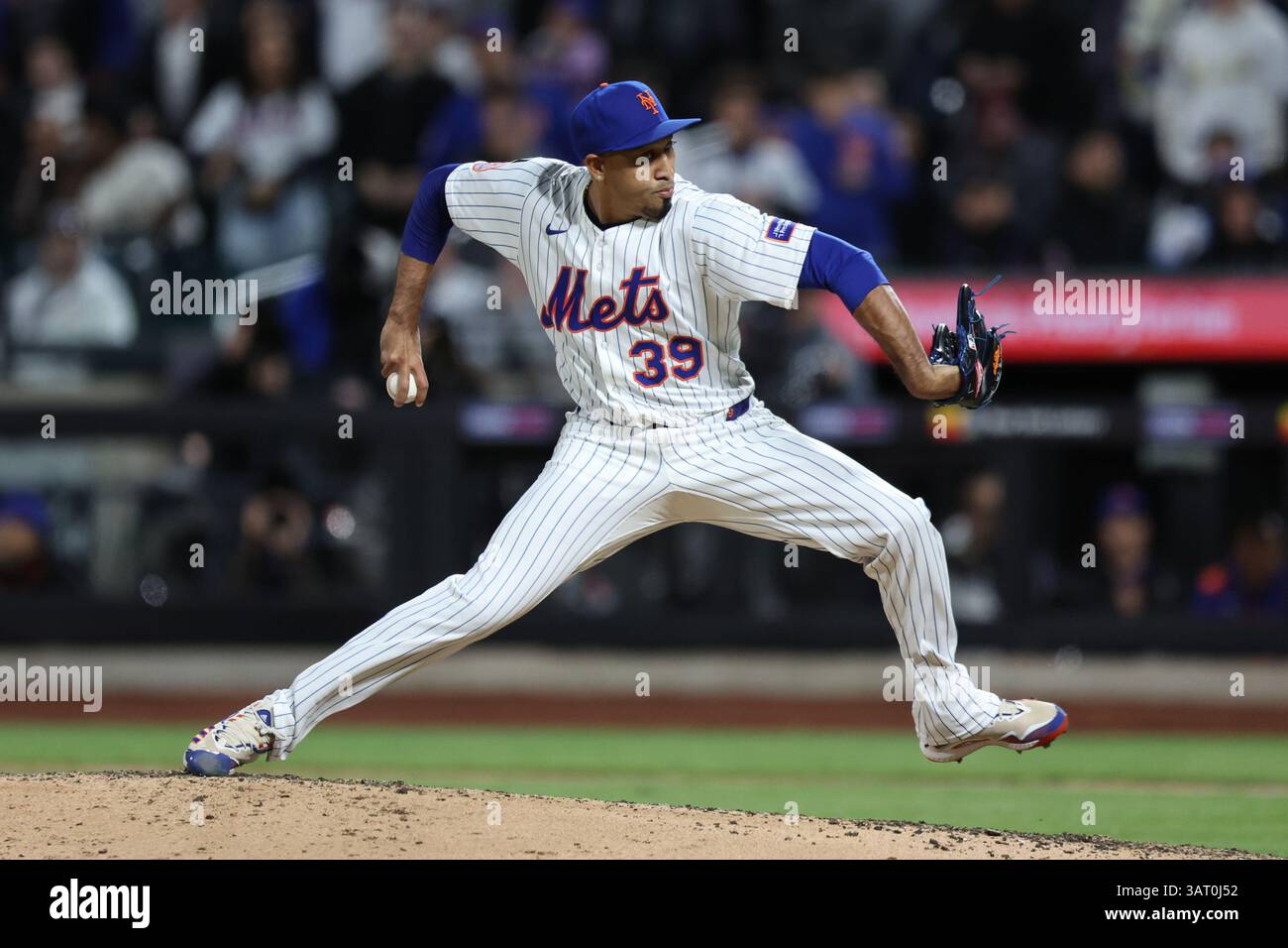 New York Mets Relief Pitcher Edwin Díaz #39 wirft während des neunten Inning eines Baseballspiels gegen die St. Louis Cardinals im Citi Field in New York City, New York City, am Donnerstag, 17. April 2025. (Foto: Gordon Donovan) Stockfoto